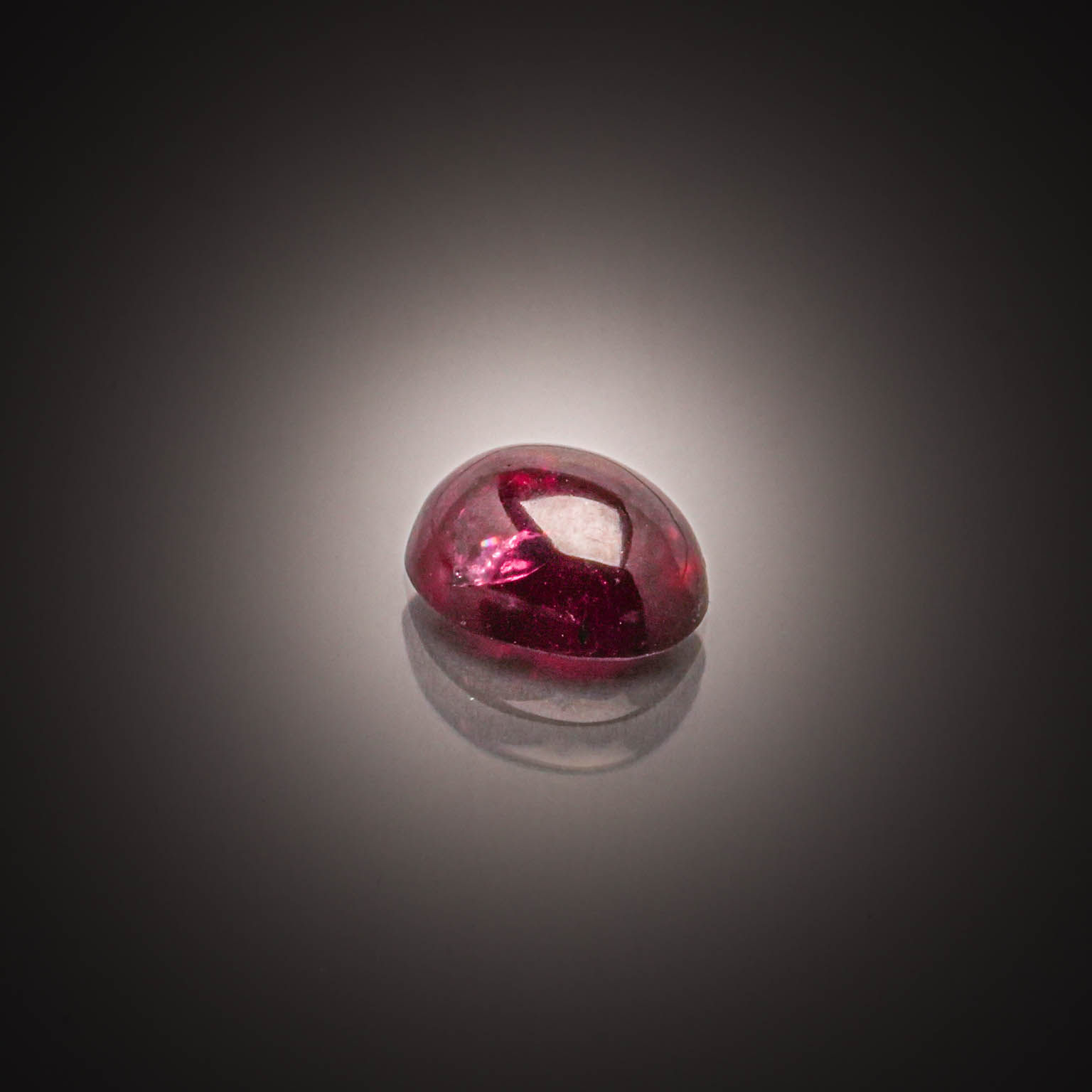 Grenat rhodolite coussin sur papier. - Lazuli