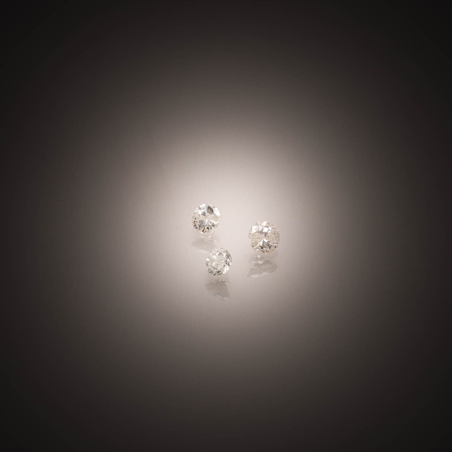 Lot de trois diamants ronds sur papier. - Lazuli