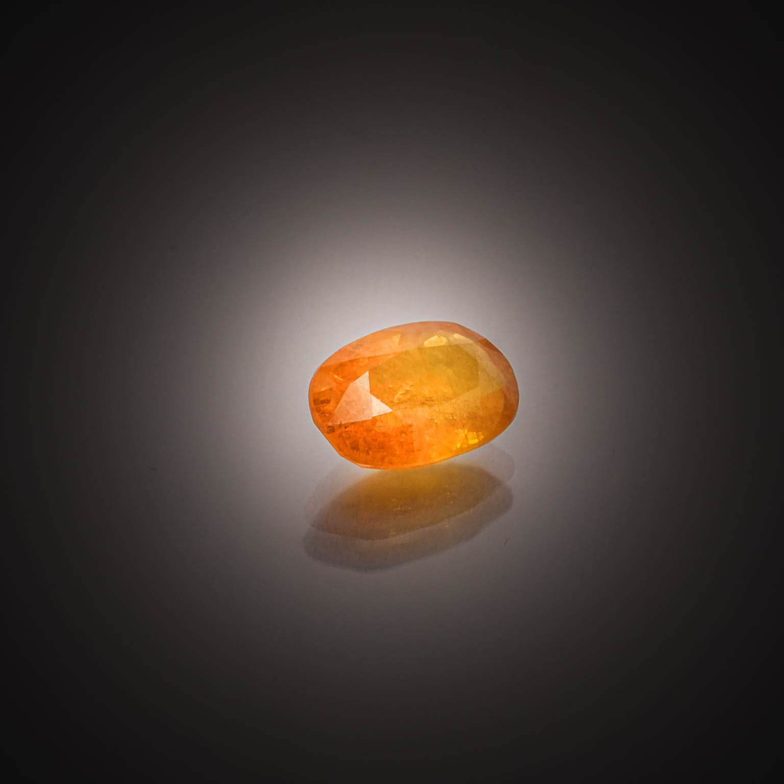 Saphir jaune ovale sur papier. - Lazuli