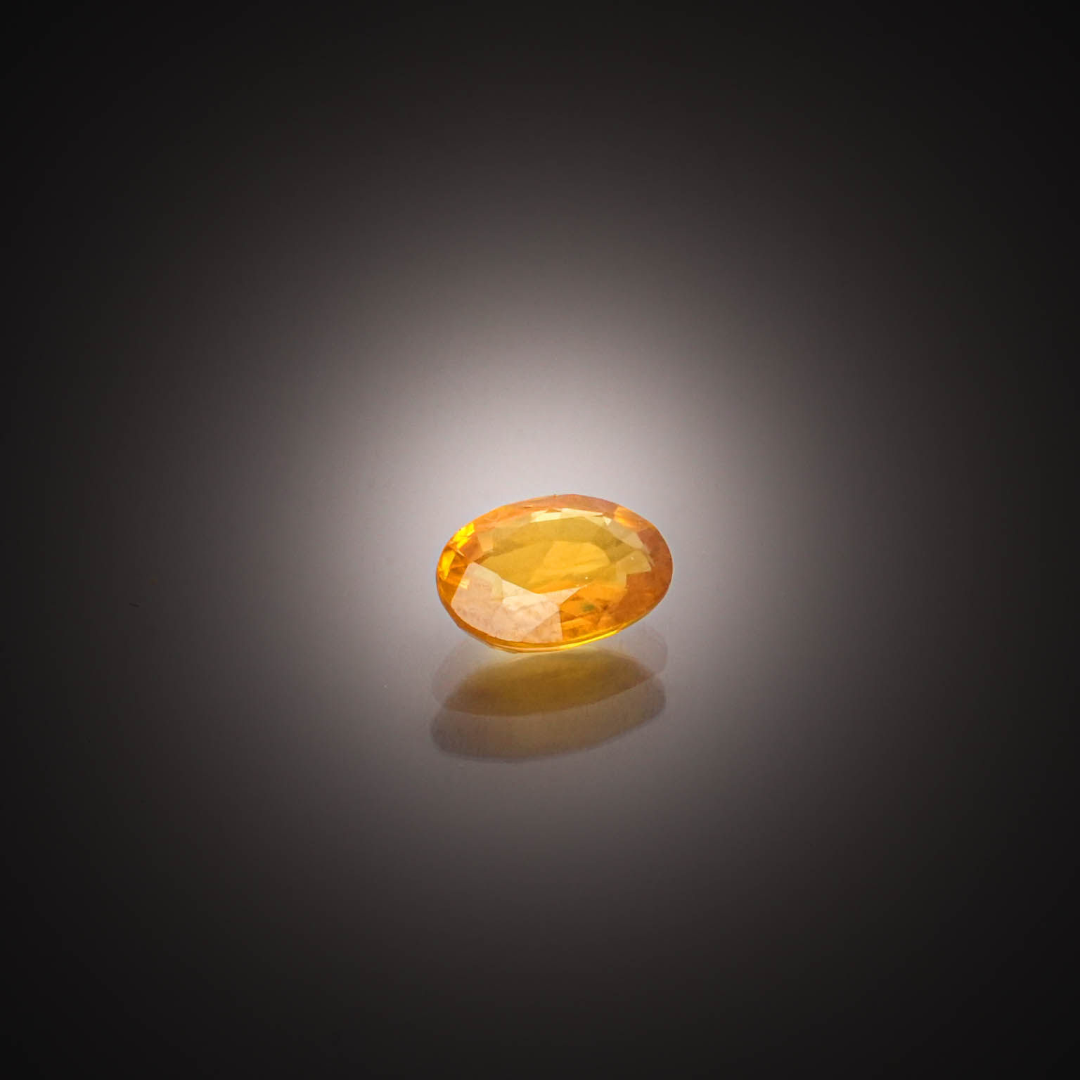 Saphir jaune ovale sur papier. - Lazuli