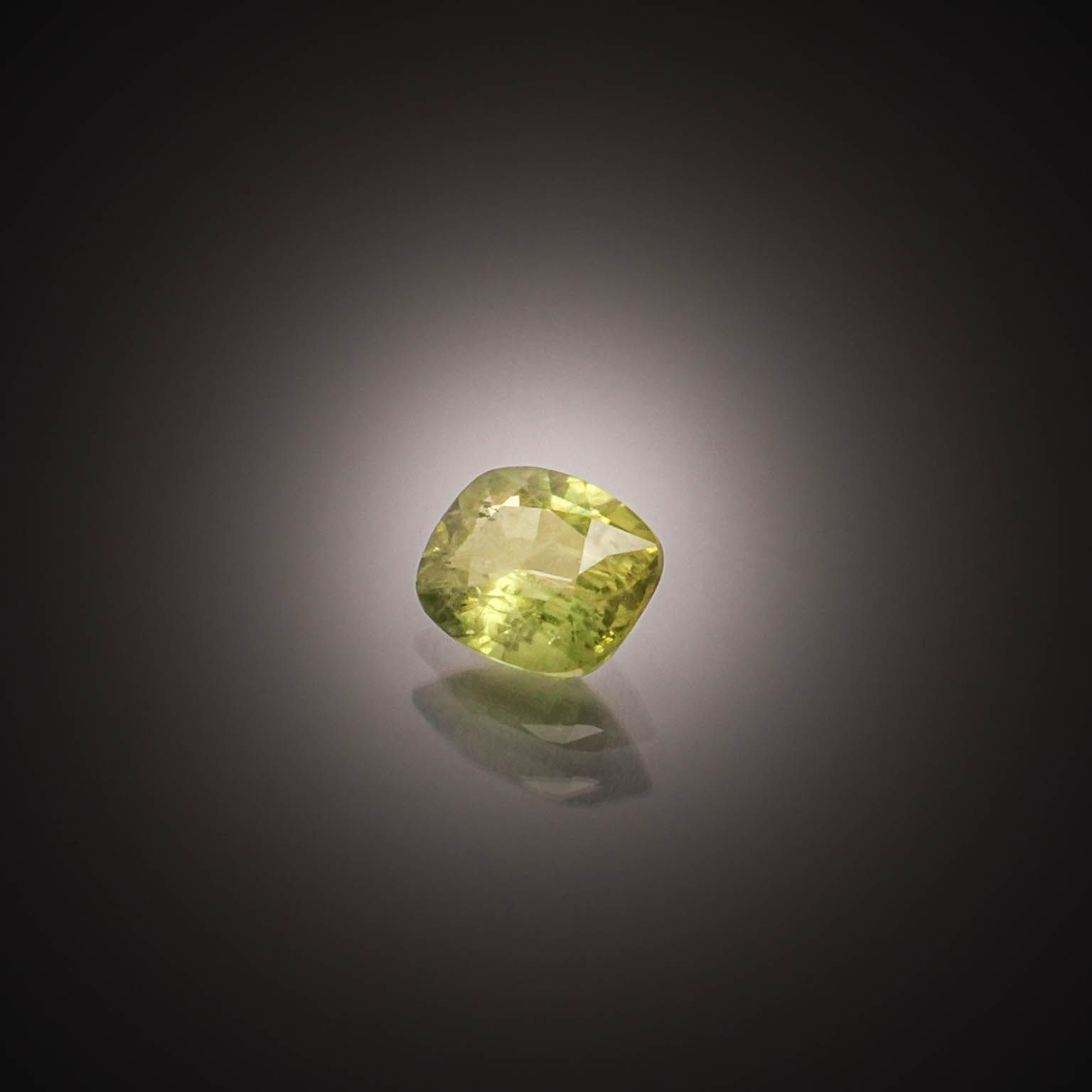 Saphir vert coussin sur papier. - Lazuli