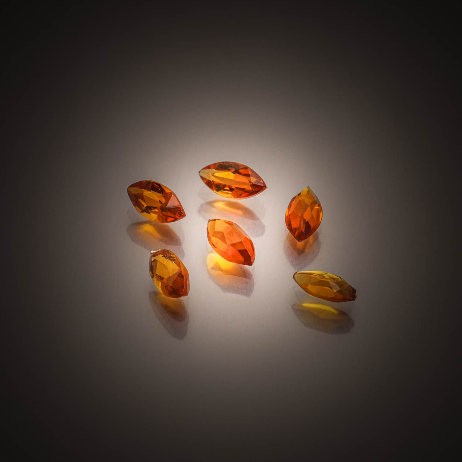 Zircon orange ovale sur papier. - Lazuli