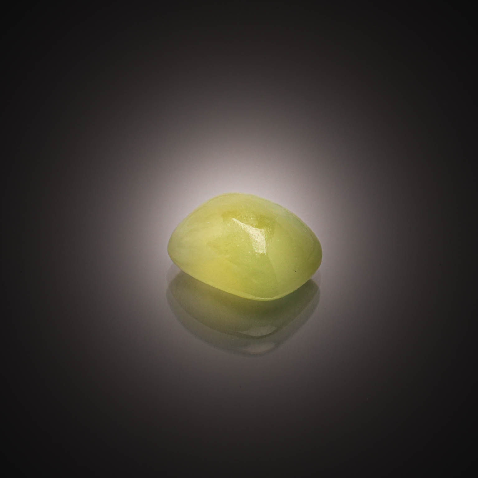 Prehnite coussin cabochon sur papier. - Lazuli