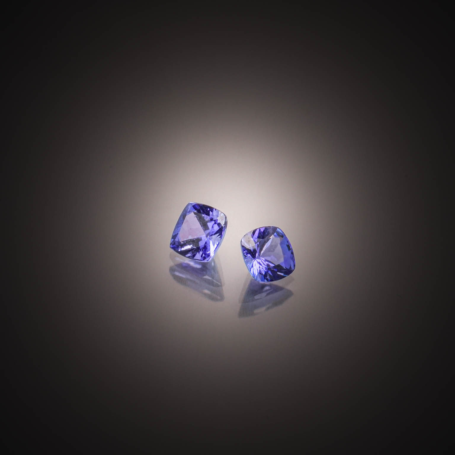 Appairage de tanzanites coussins sur papier. - Lazuli