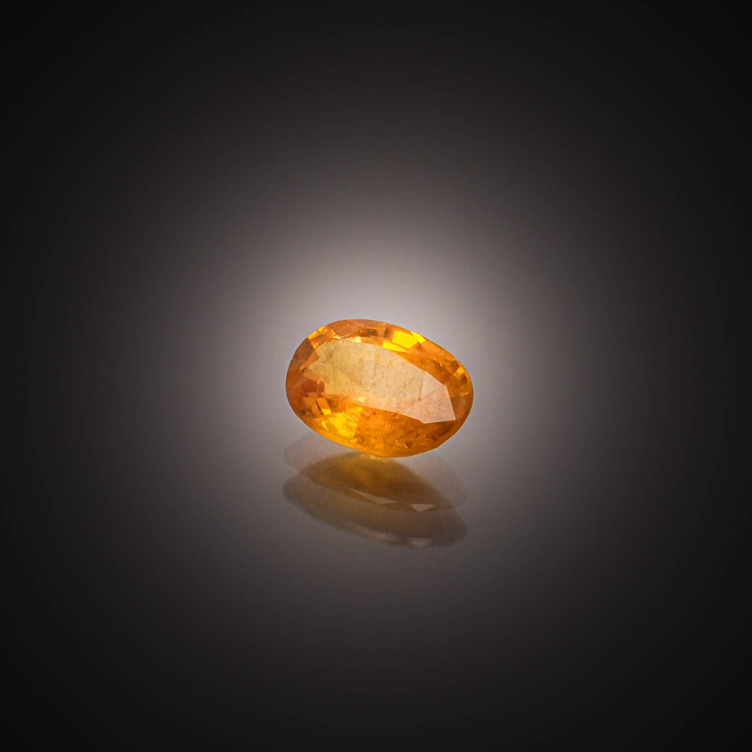 Saphir orange ovale sur papier. - Lazuli