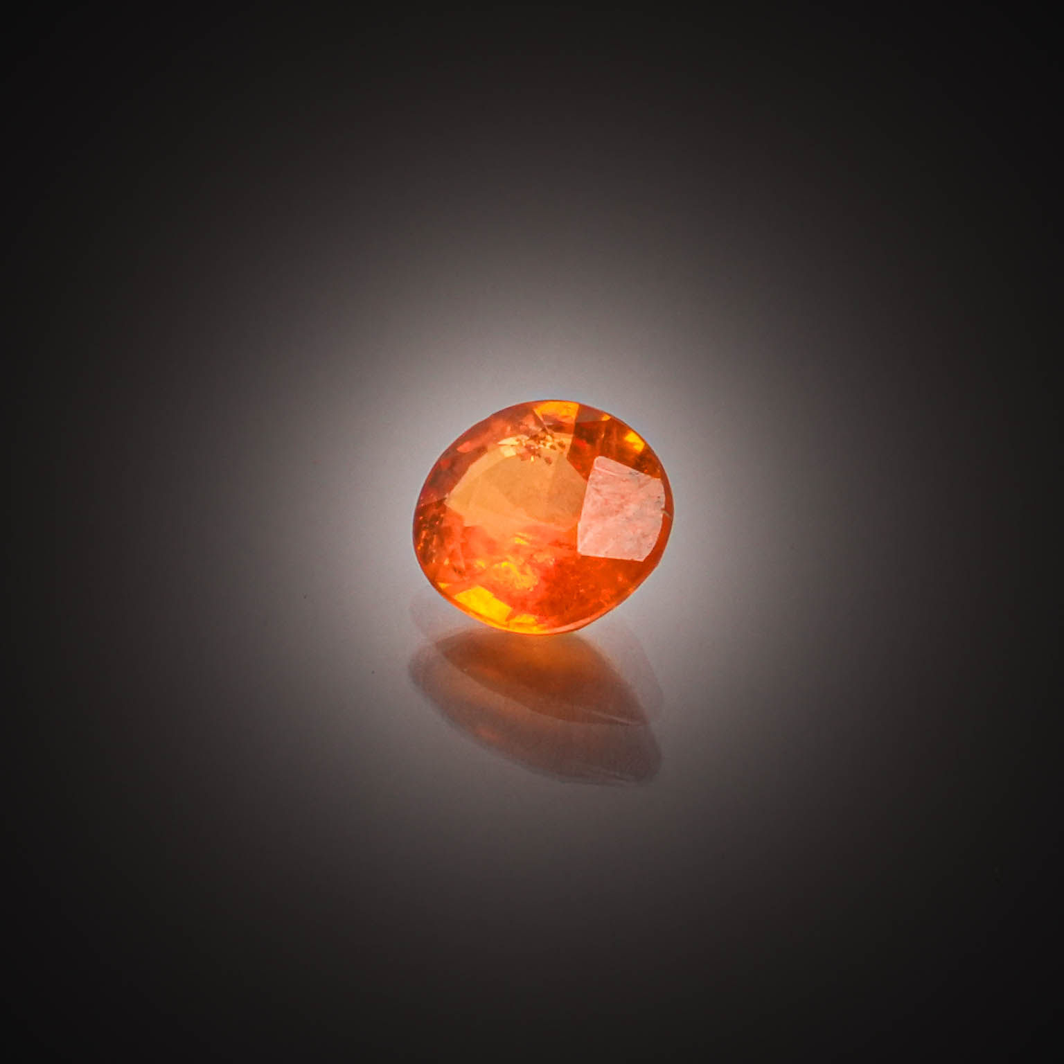 Grenat spessartite ovale sur papier. - Lazuli