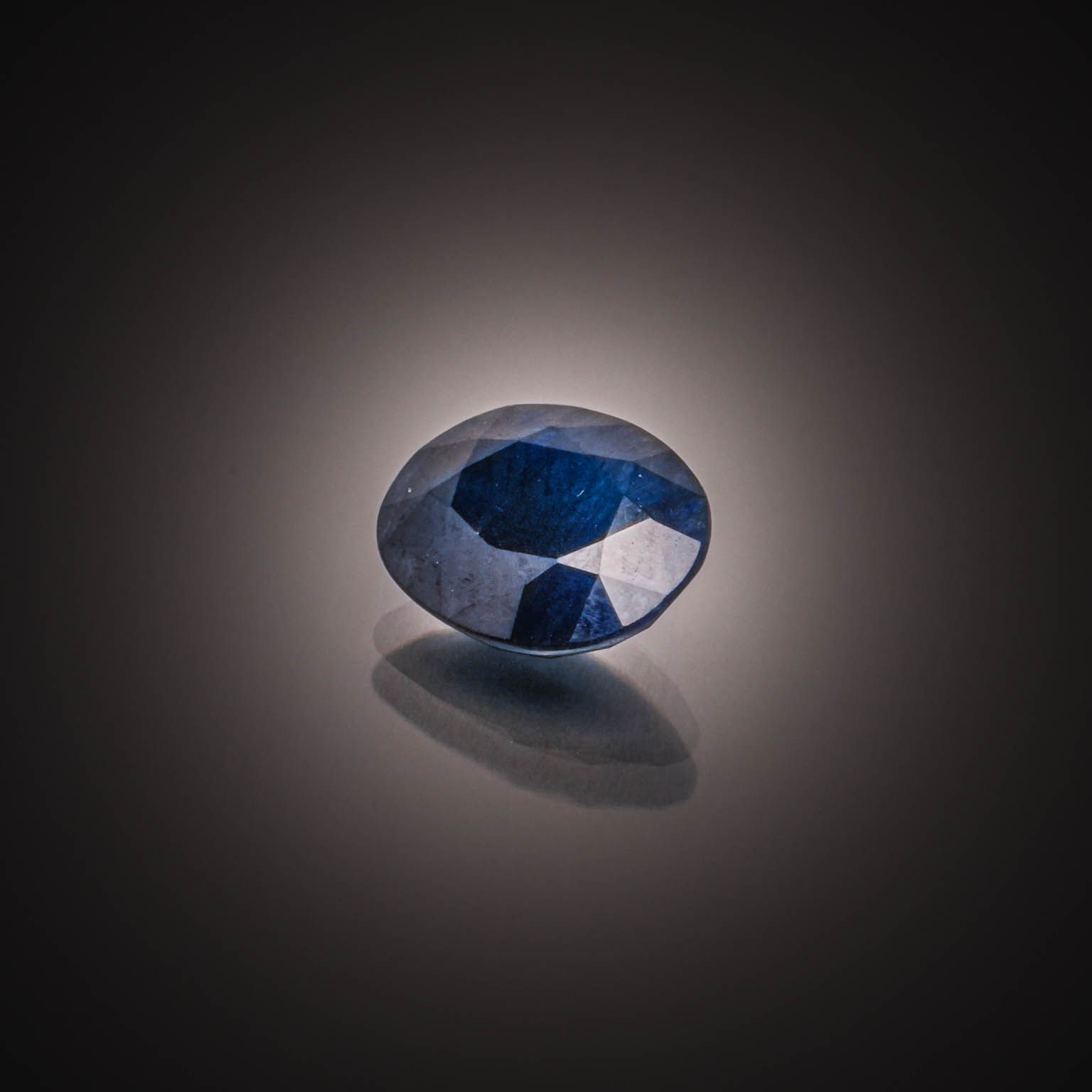 Tanzanite ovale sur papier. - Lazuli