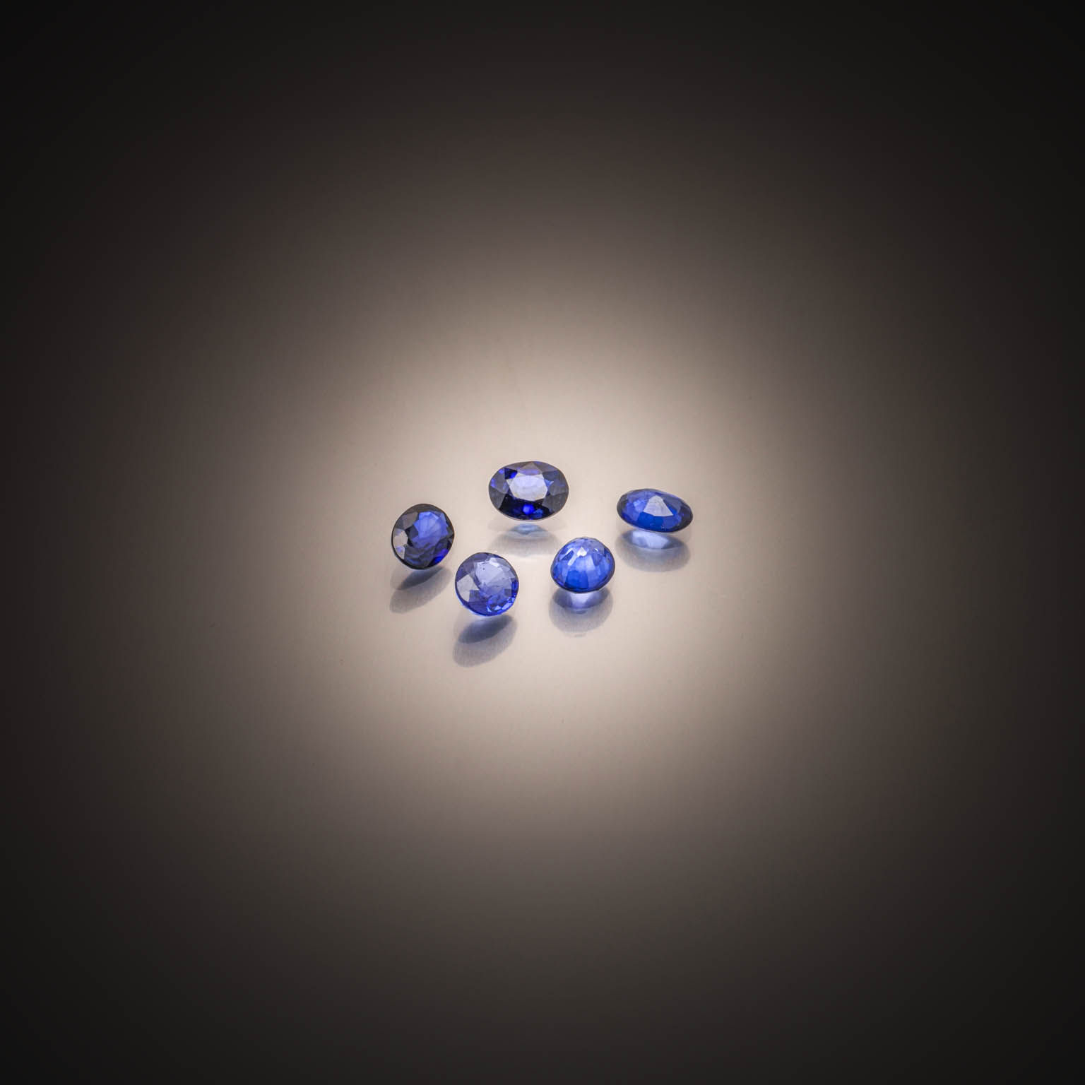 Lot de rubis bruts sur papier. - Lazuli