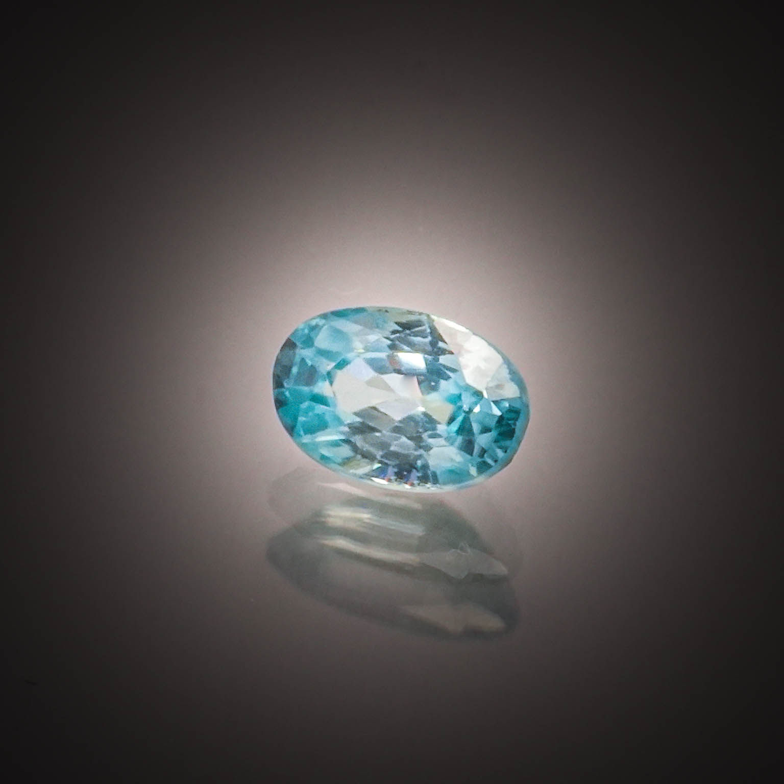 Grenat spessartite ovale sur papier. - Lazuli