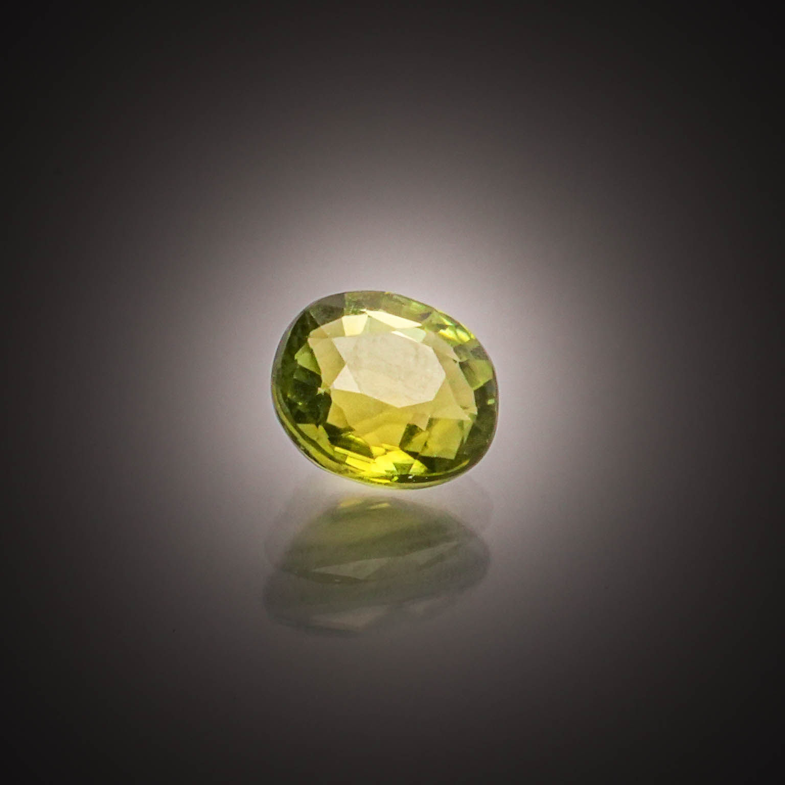 Tourmaline jaune poire sur papier. - Lazuli