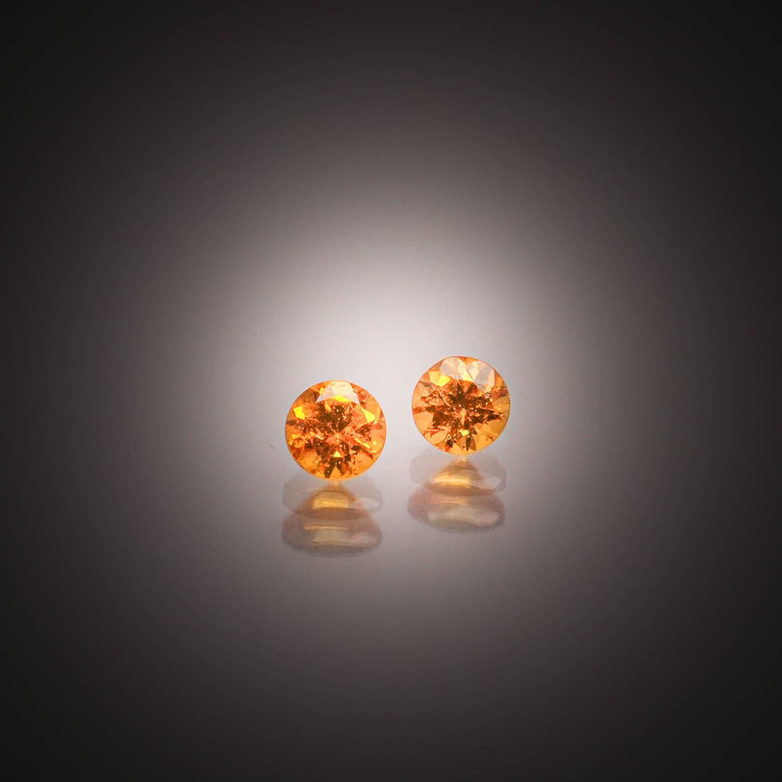 Saphir orange ovale sur papier. - Lazuli