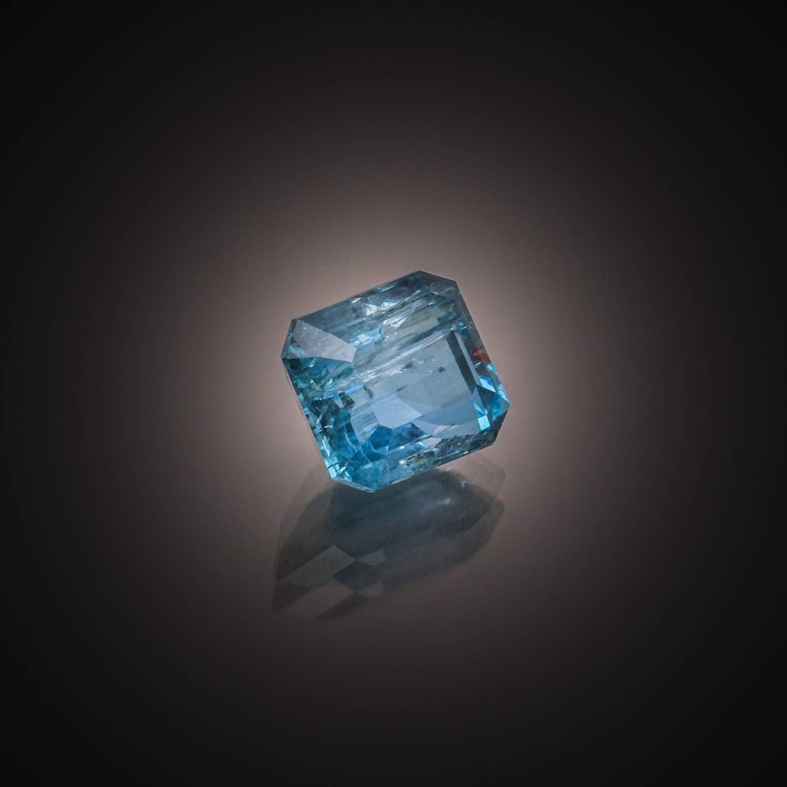 Aigue-marine rectangulaire à pans coupés sur papier. - Lazuli
