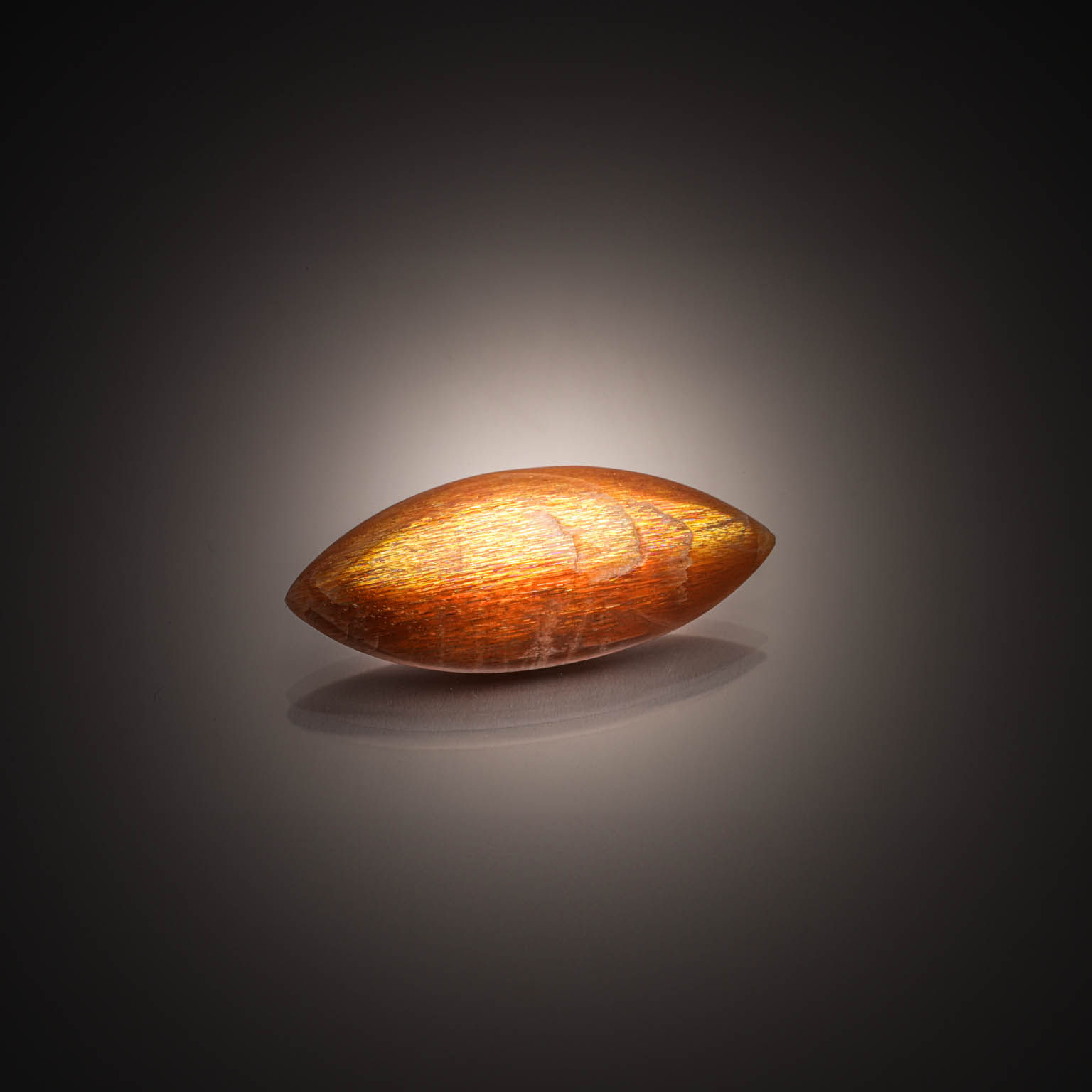 Pierre de soleil marquise cabochon sur papier. - Lazuli