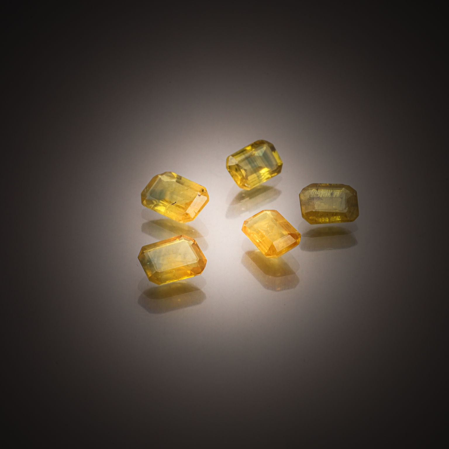Saphir jaune ovale sur papier. - Lazuli