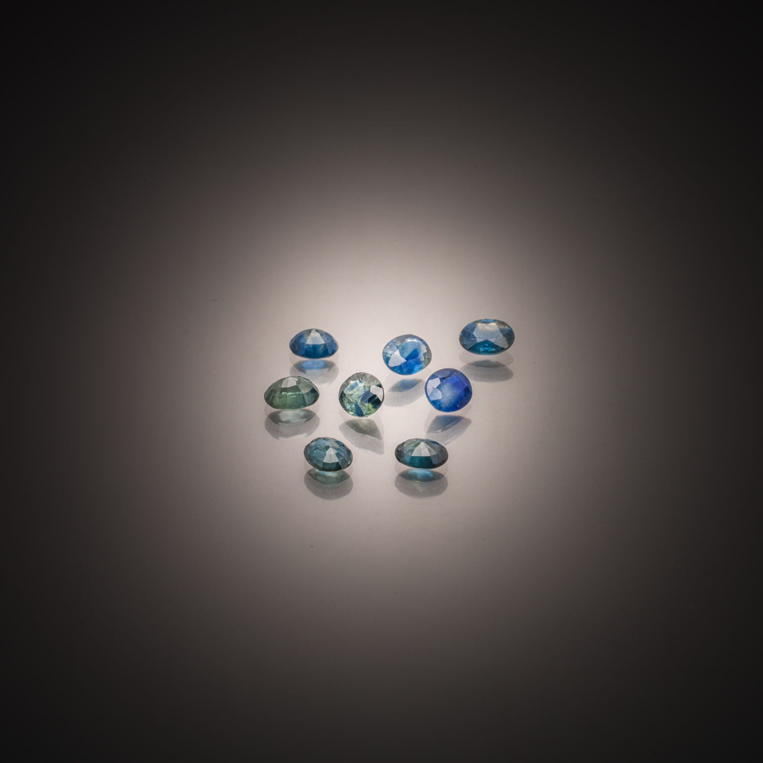 Appairage d&rsquo;opales ovales cabochons sur papier. - Lazuli