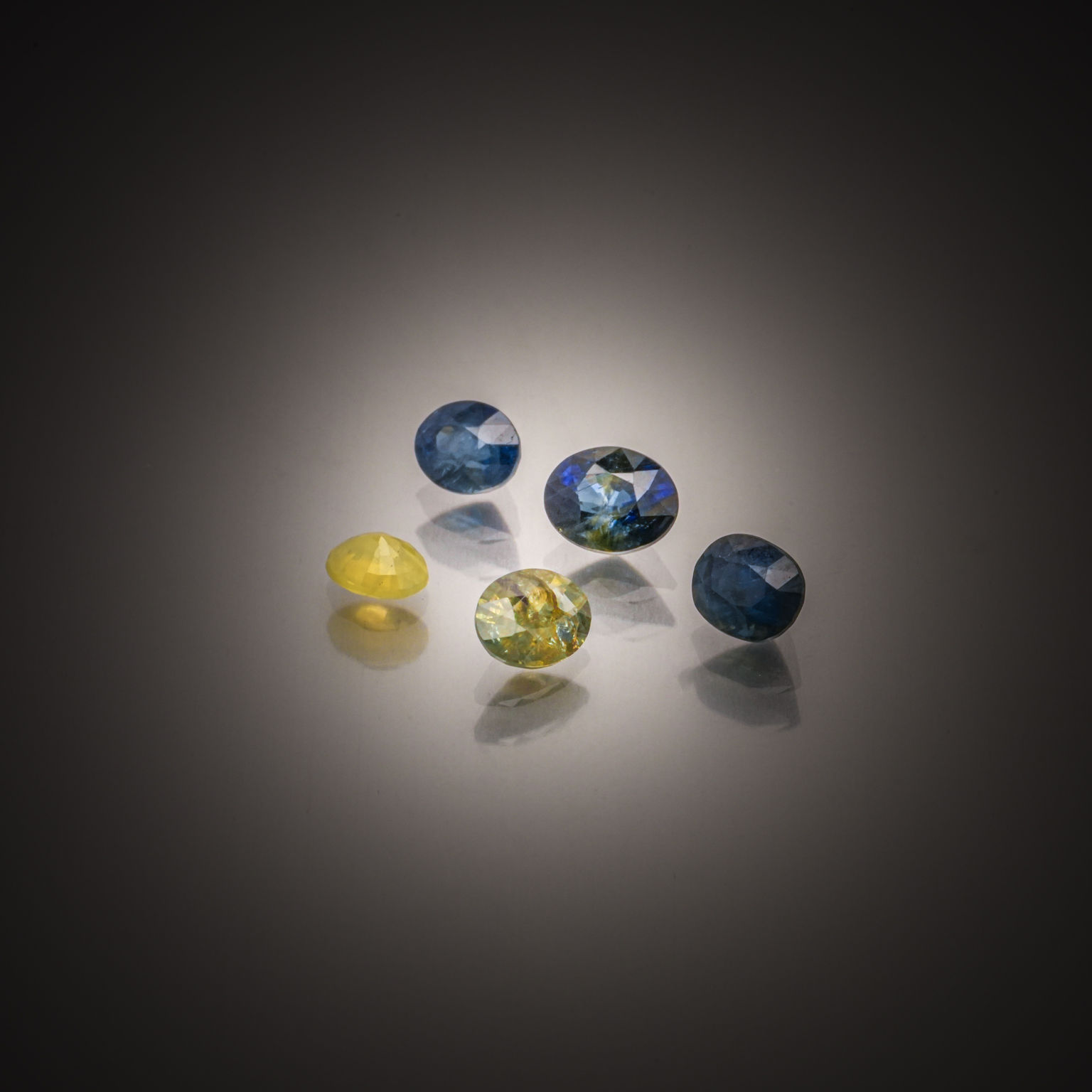 Lot de trois diamants calibrés sur papier. - Lazuli