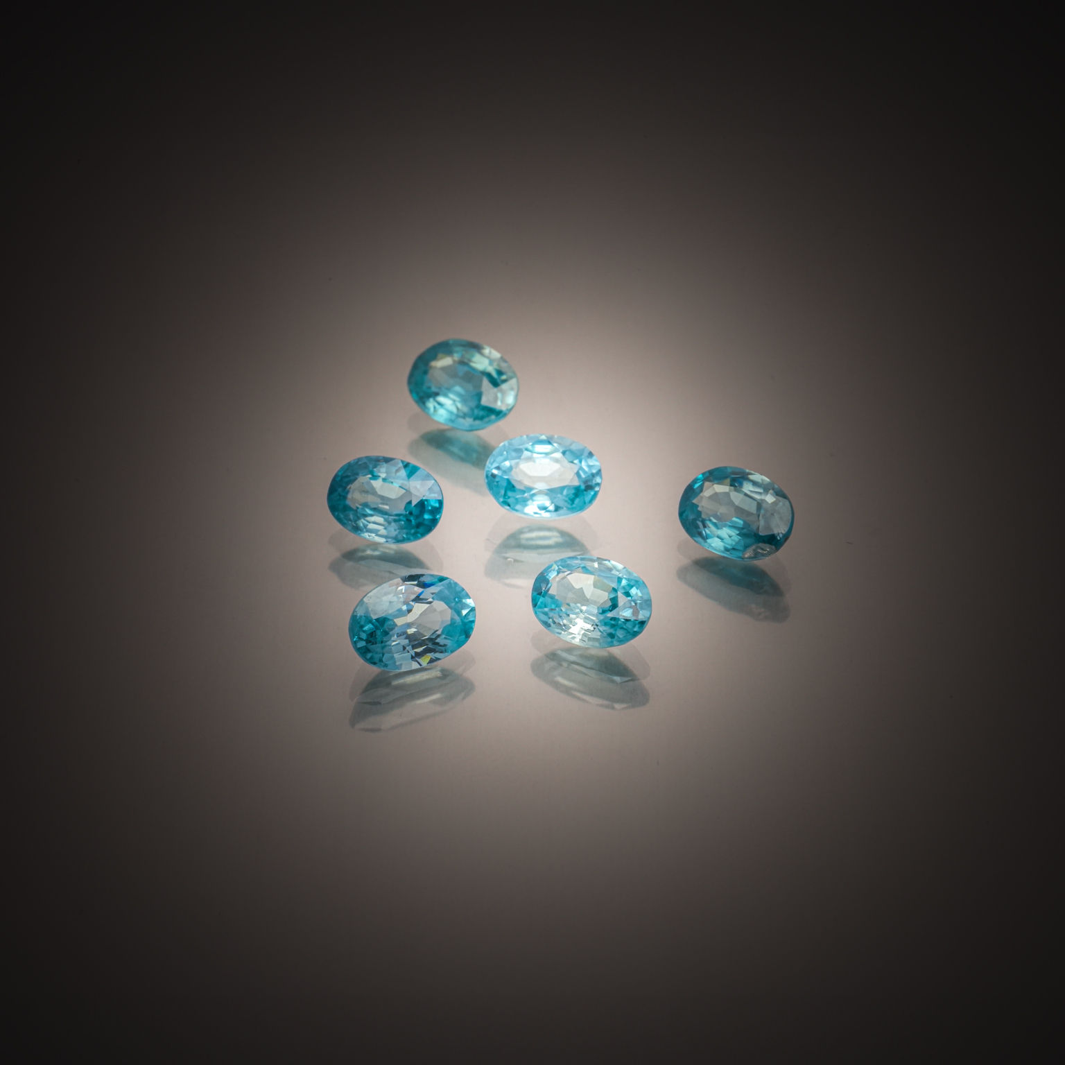 Lot de dix saphirs ovales sur papier. - Lazuli