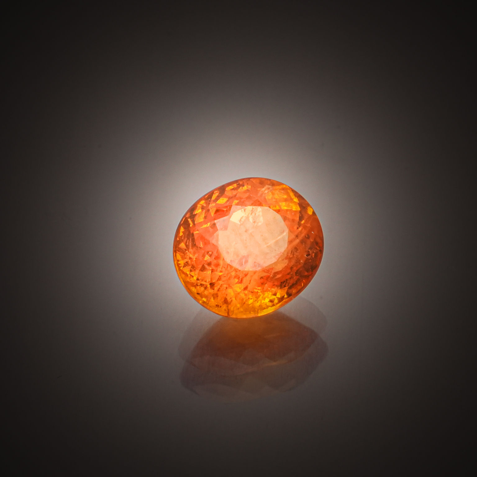 Grenat spessartite ovale sur papier. - Lazuli