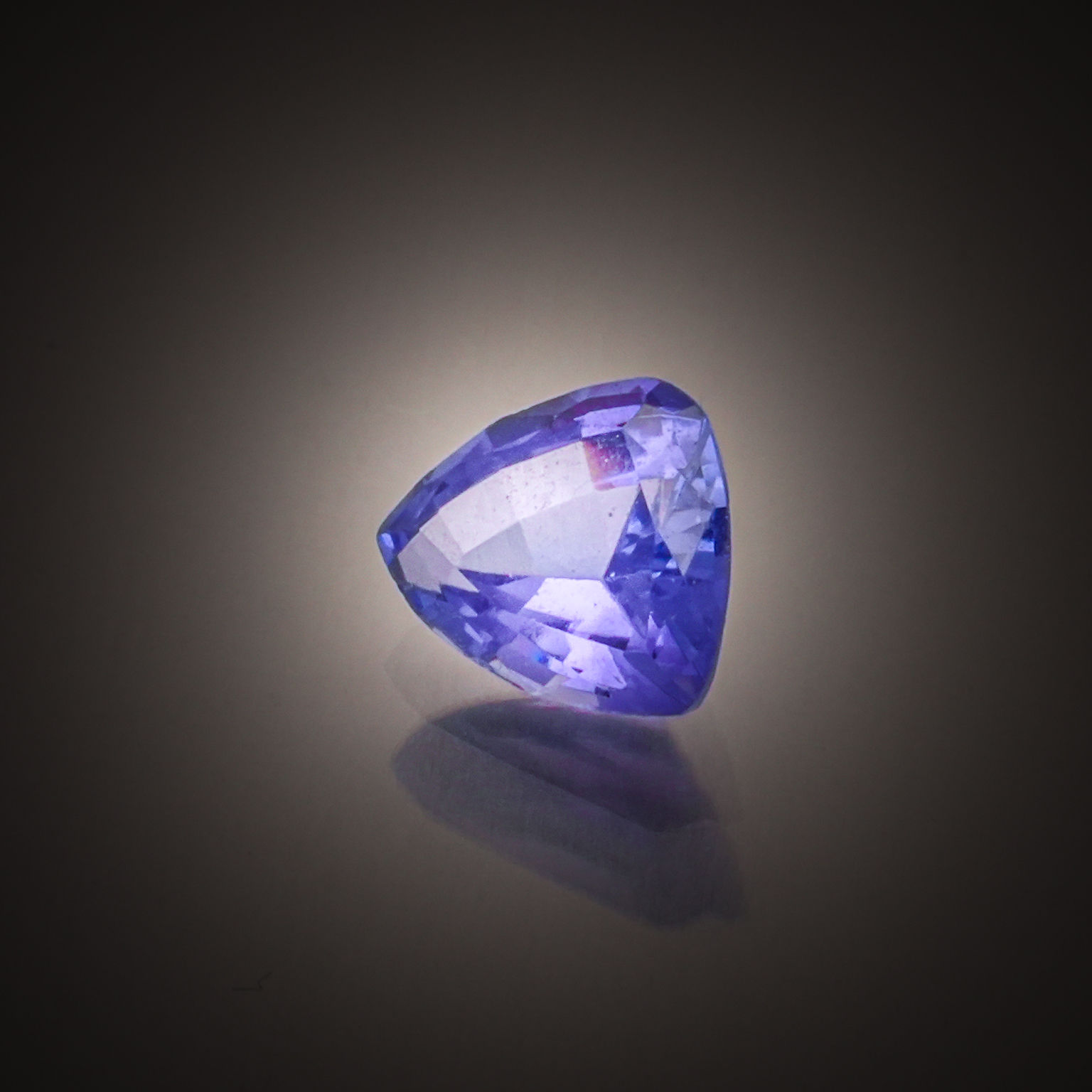 Topaze verte poire sur papier. - Lazuli