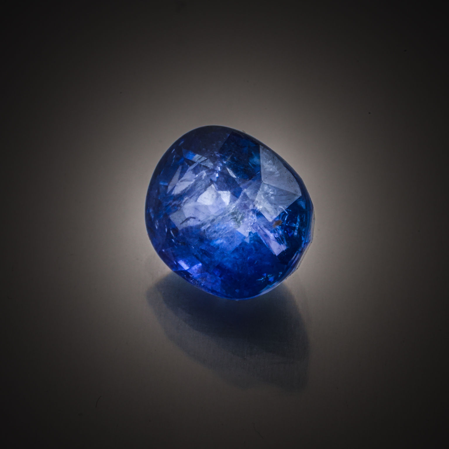 Opale ovale cabochon sur papier. - Lazuli