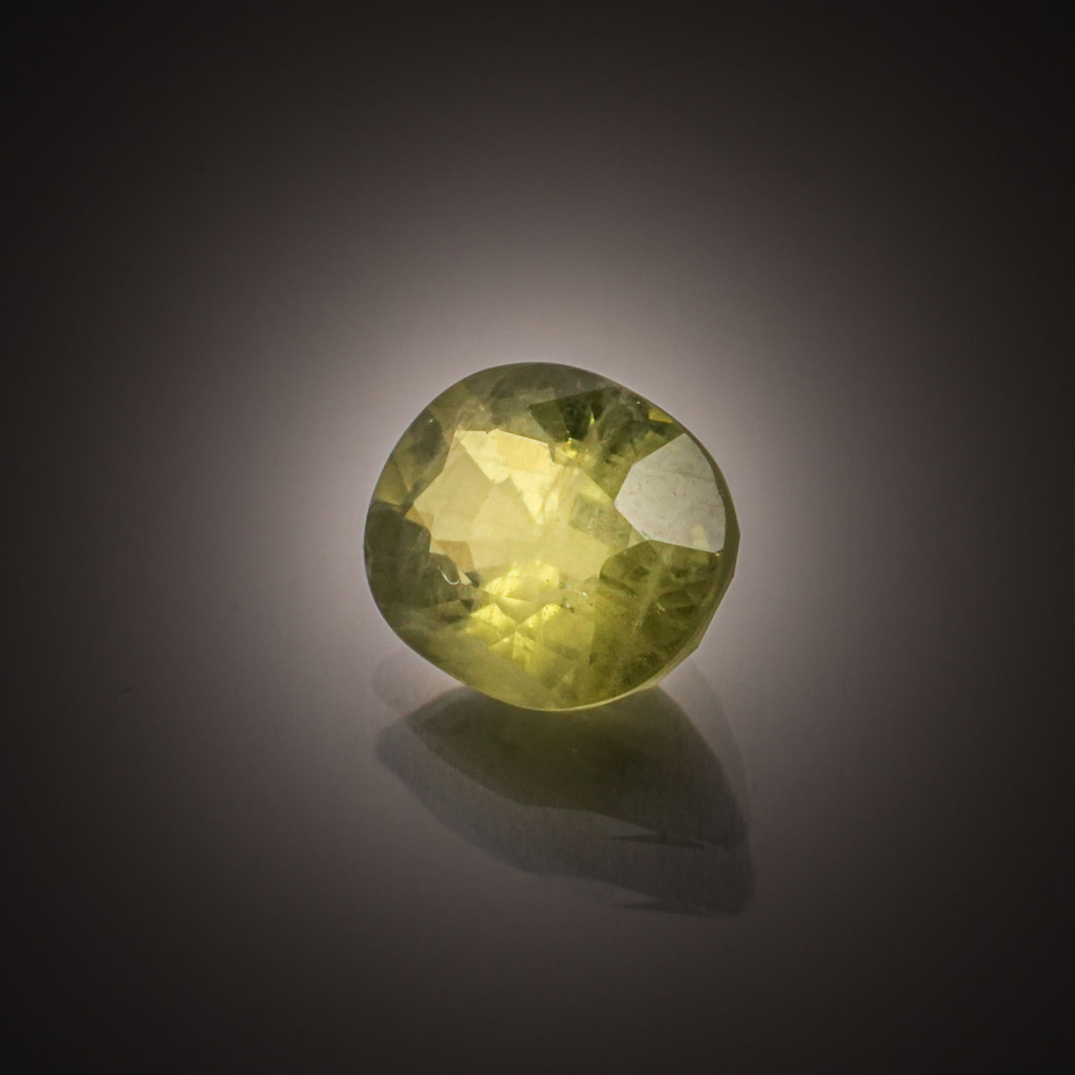 Saphir vert ovale sur papier. - Lazuli