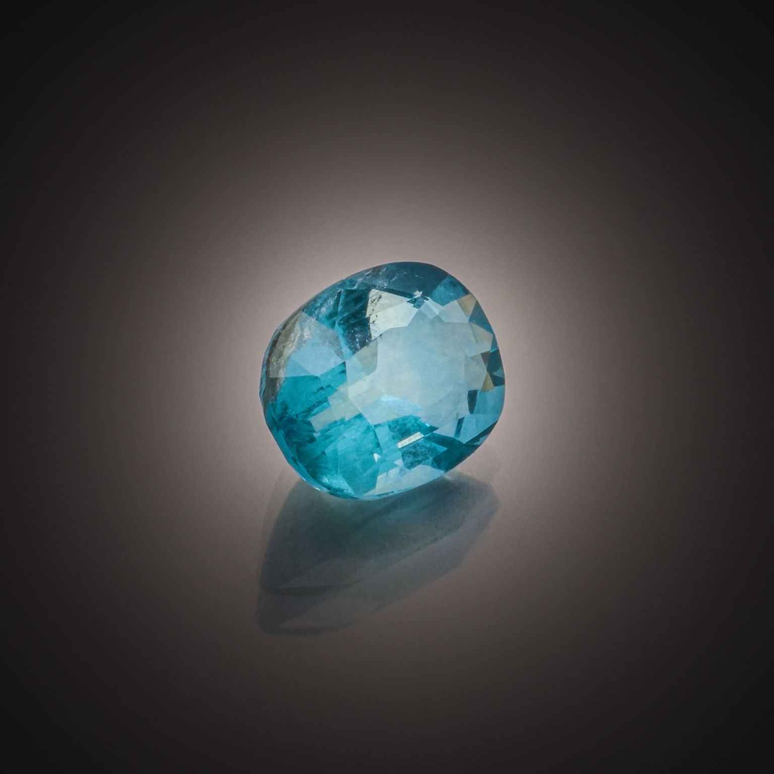 Opale noire poire cabochon sur papier. - Lazuli