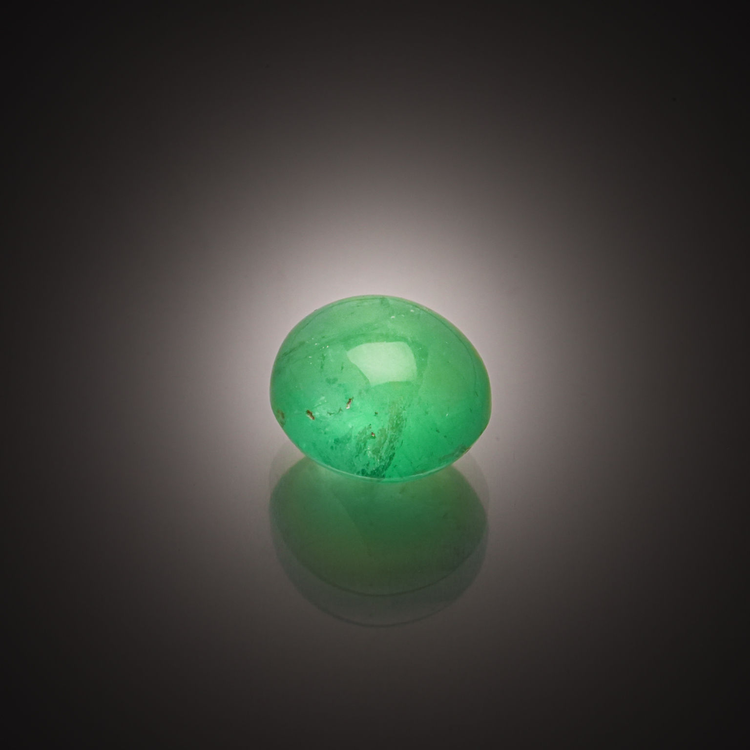 Tourmaline verte poire sur papier. - Lazuli