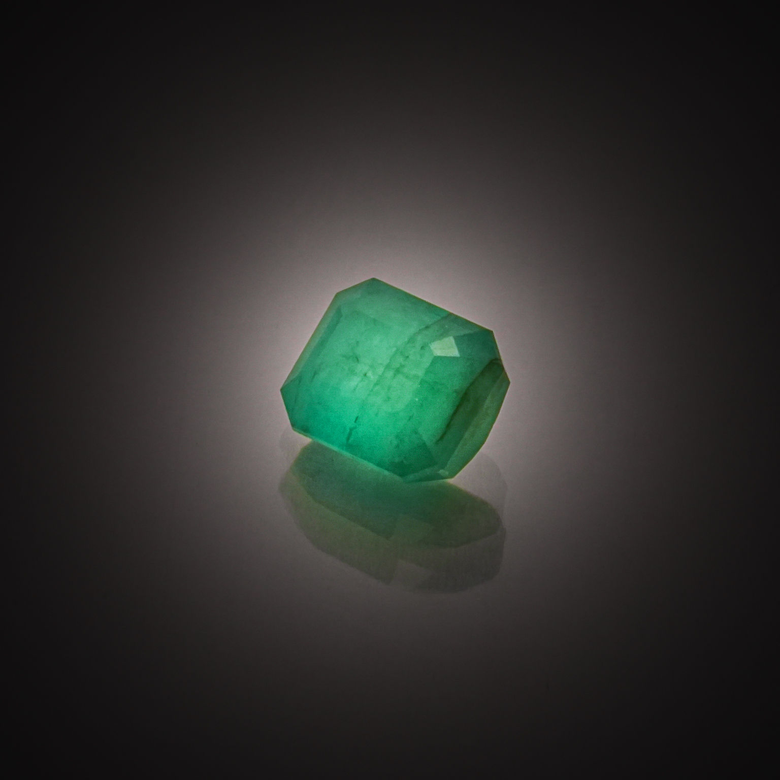 Rubis poire sur papier. - Lazuli