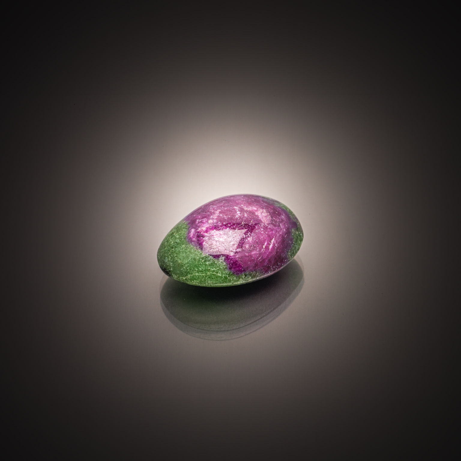 Rubis-zoïsite ovale sur papier. - Lazuli