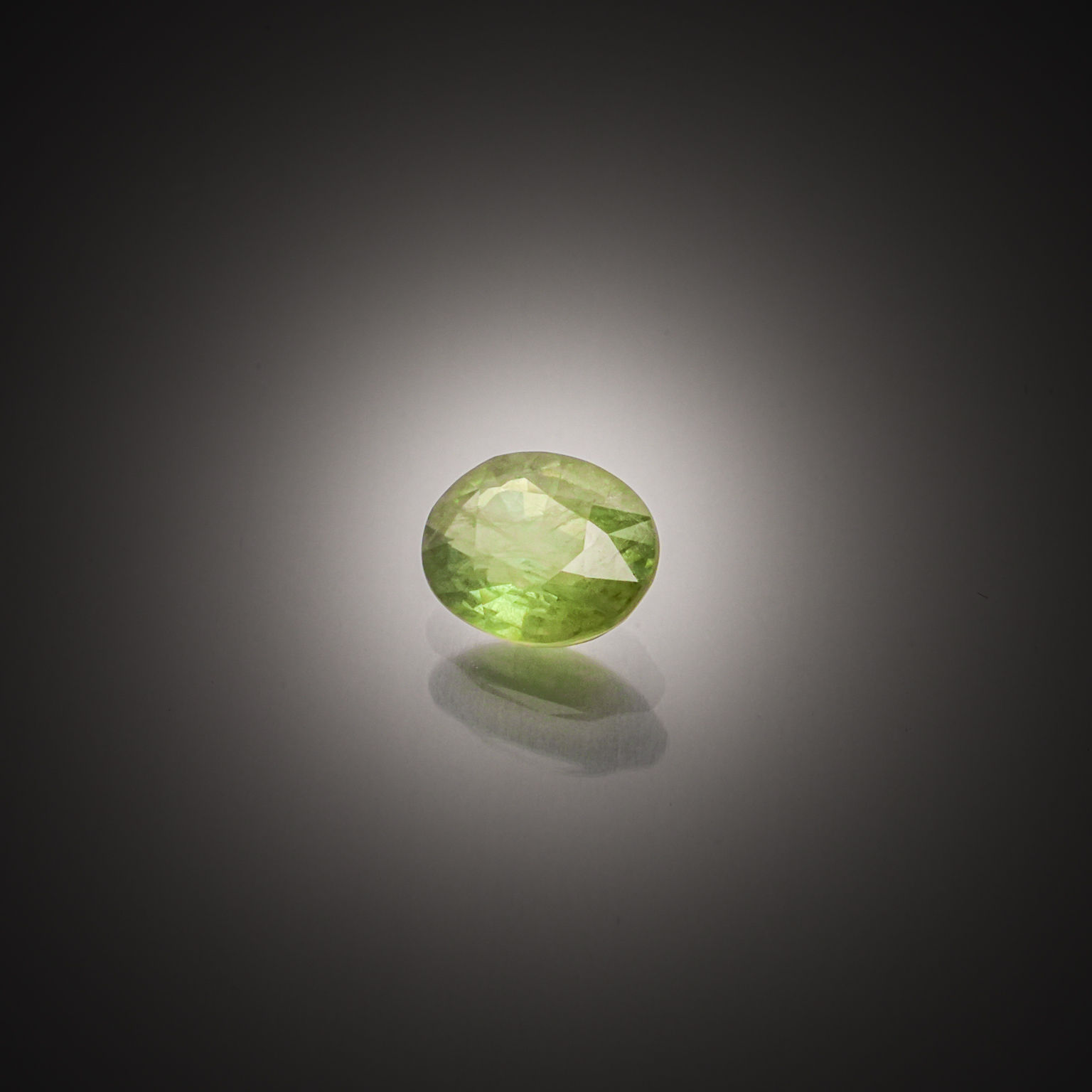 Rubis poire sur papier. - Lazuli