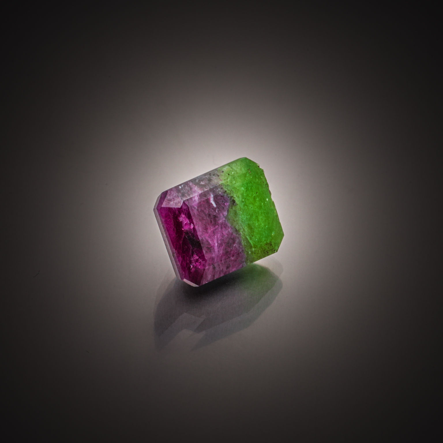 Lot de tourmalines vertes rectangulaires sur papier. - Lazuli