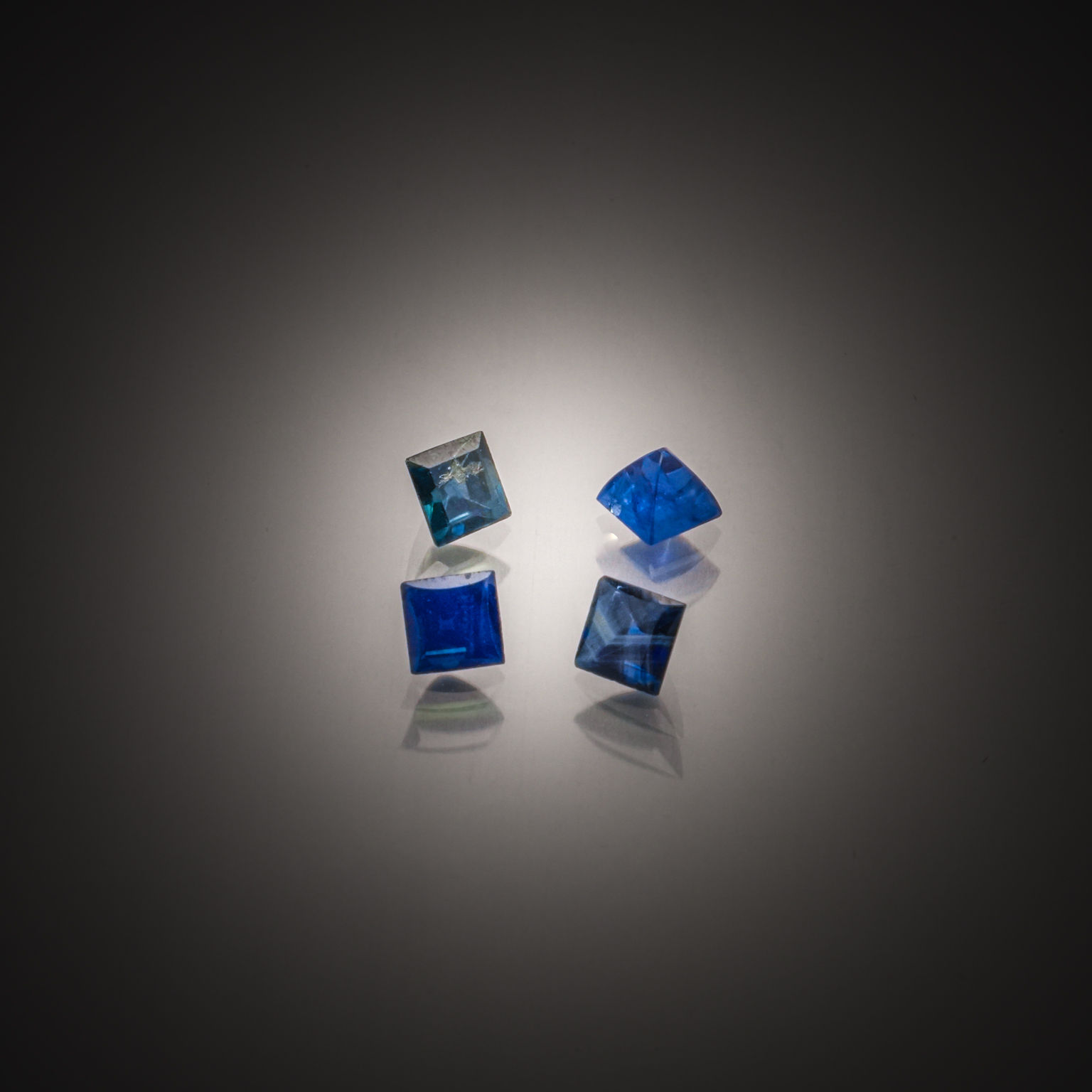 Tanzanite trillion sur papier. - Lazuli