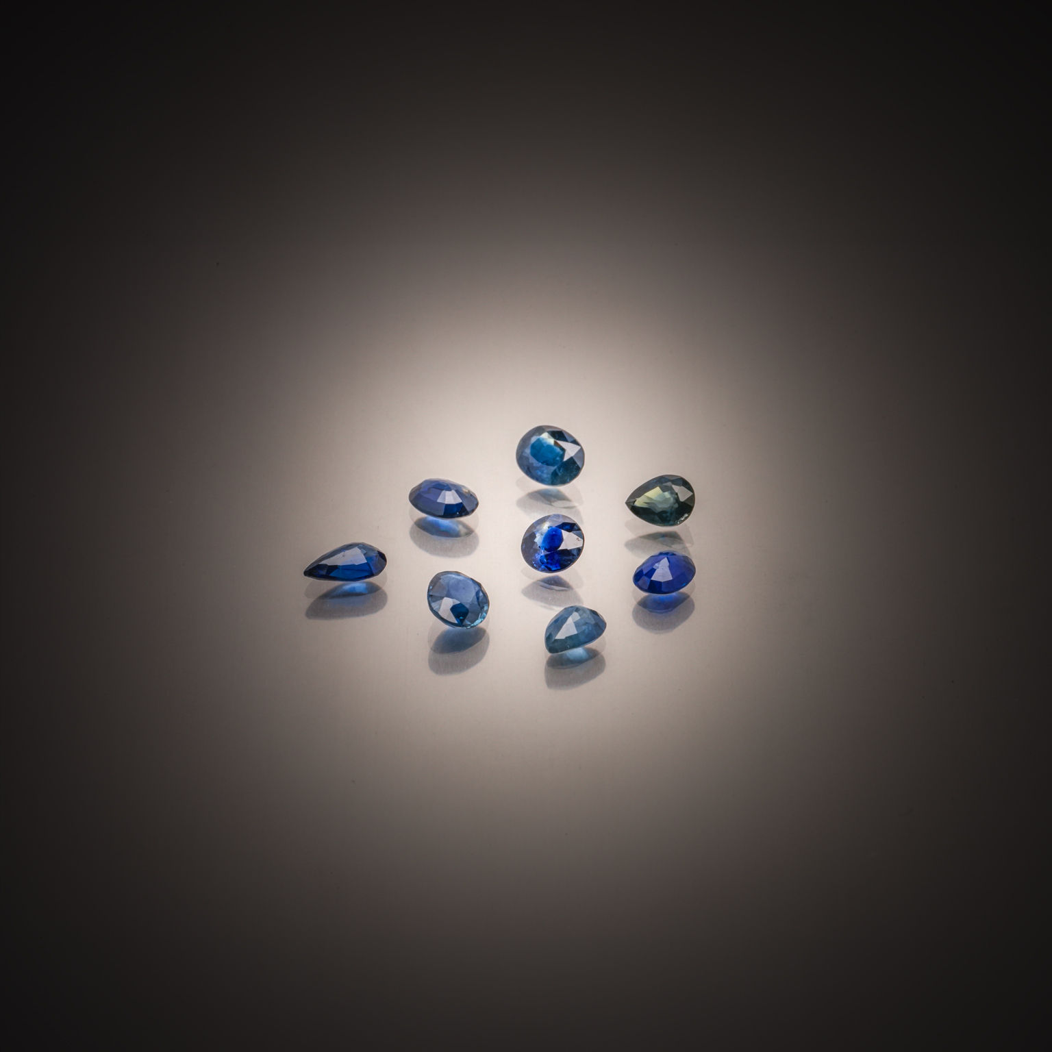 Lot de tanzanites poires sur papier. - Lazuli