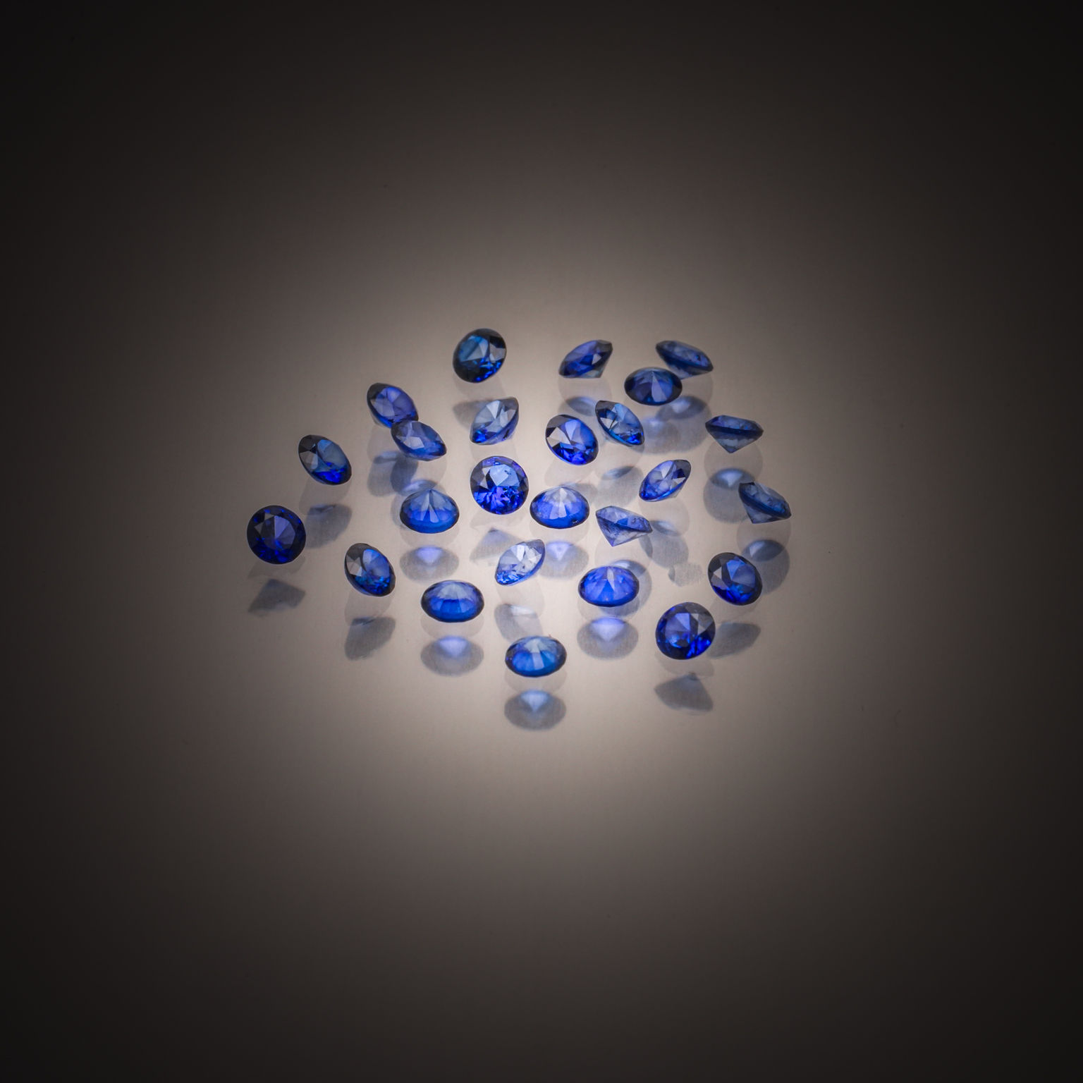 Topaze bleue coussin sur papier. - Lazuli