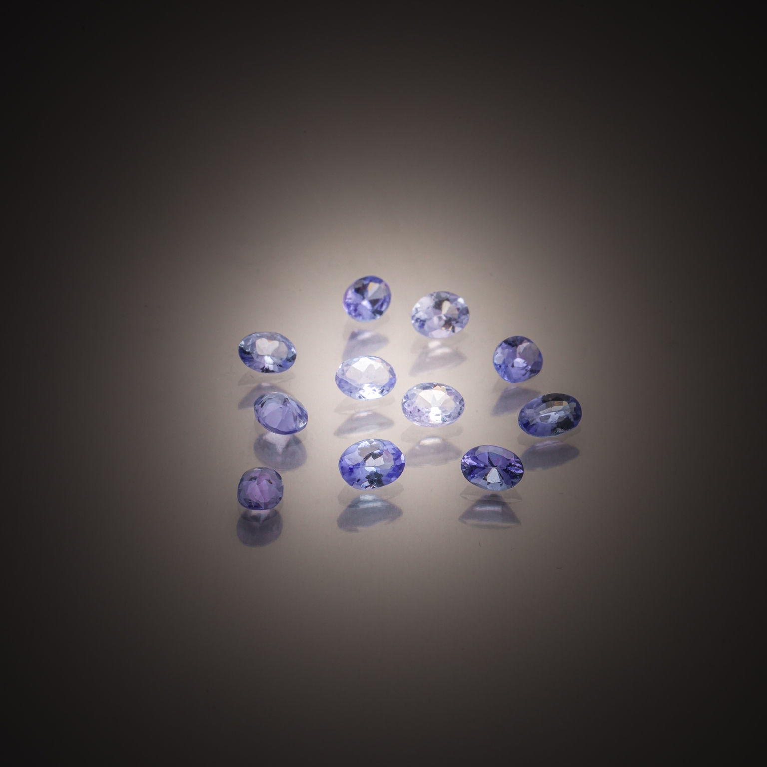 Lot de tanzanites ovales sur papier. - Lazuli