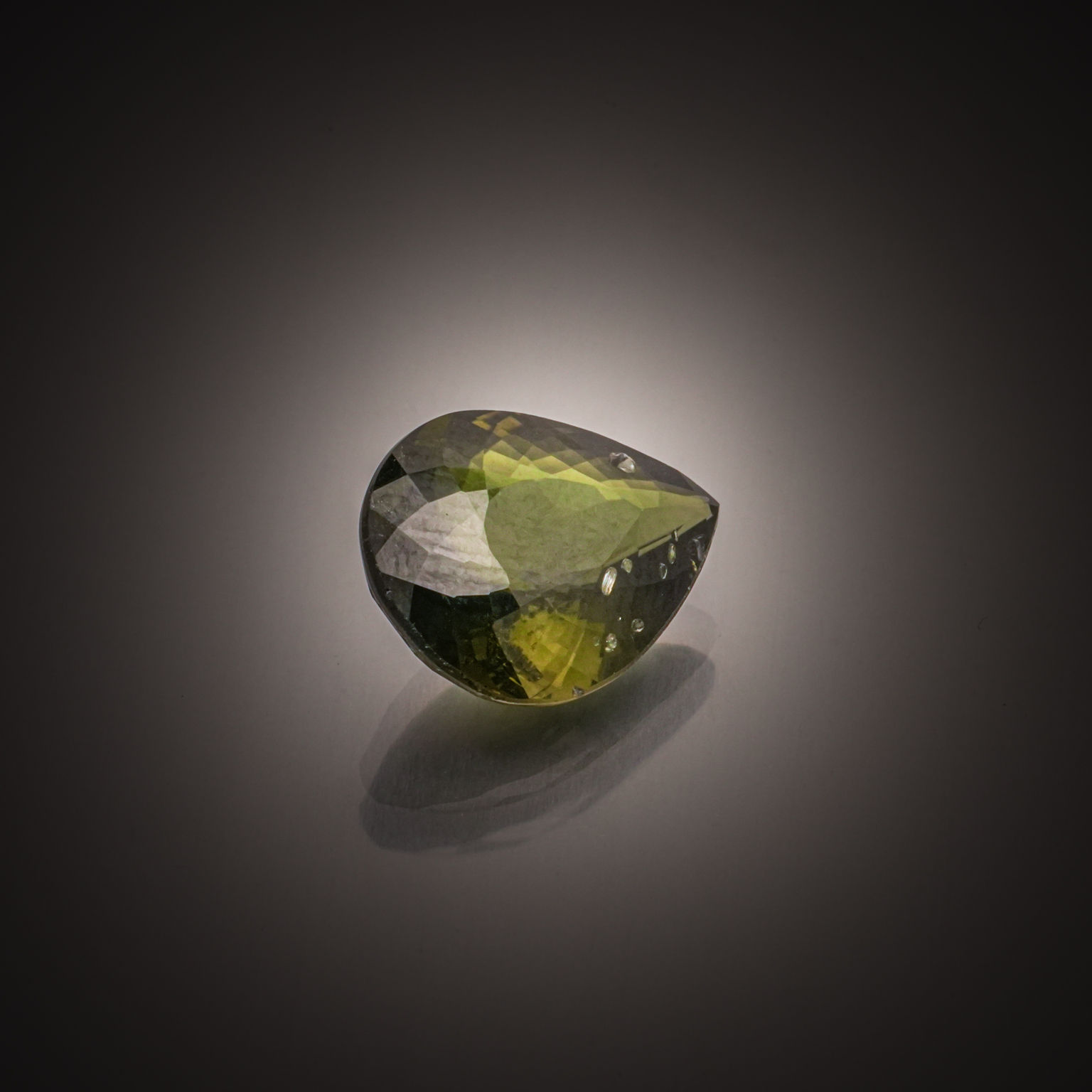 Calcite verte octogonale sur papier. - Lazuli