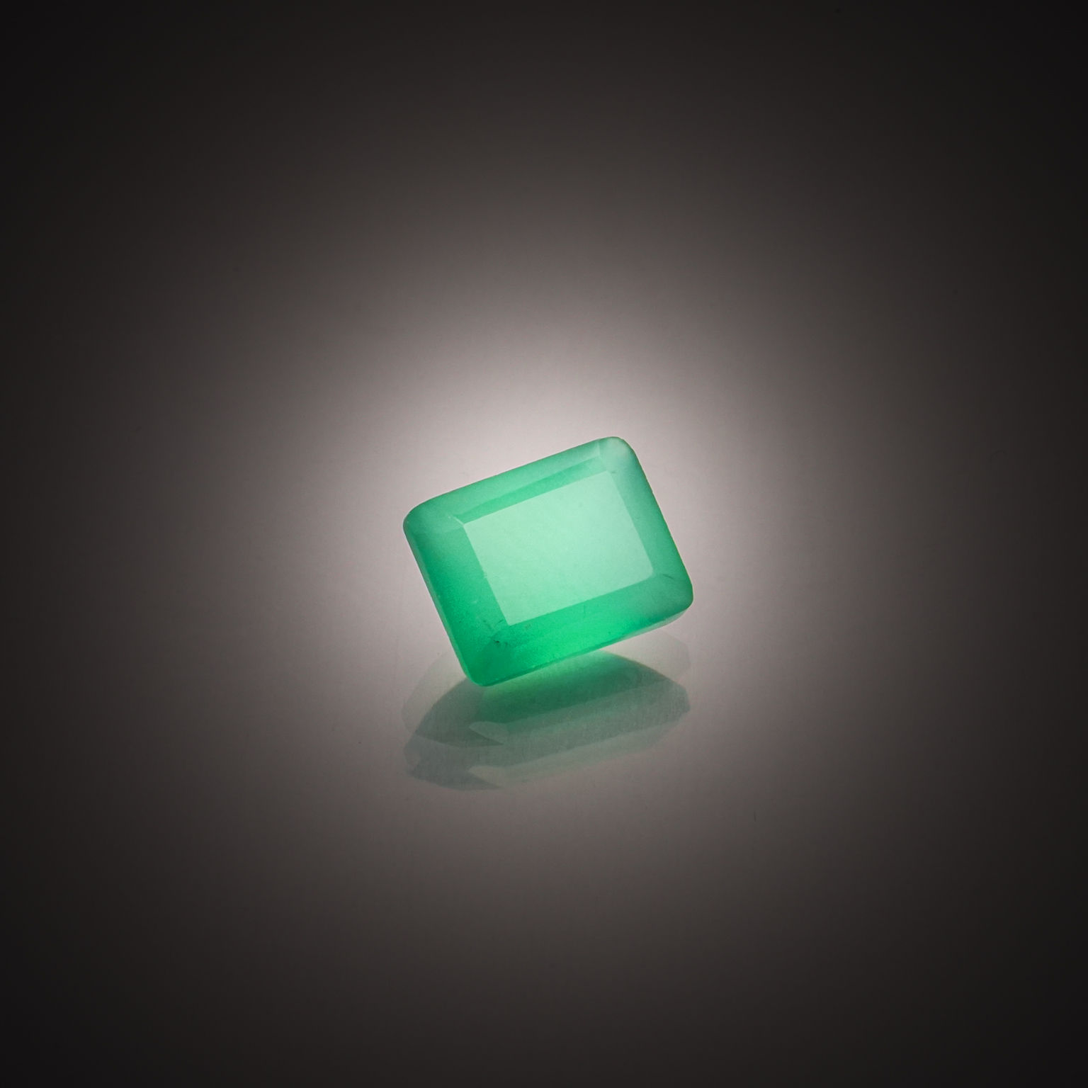 Prehnite ovale cabochon sur papier. - Lazuli