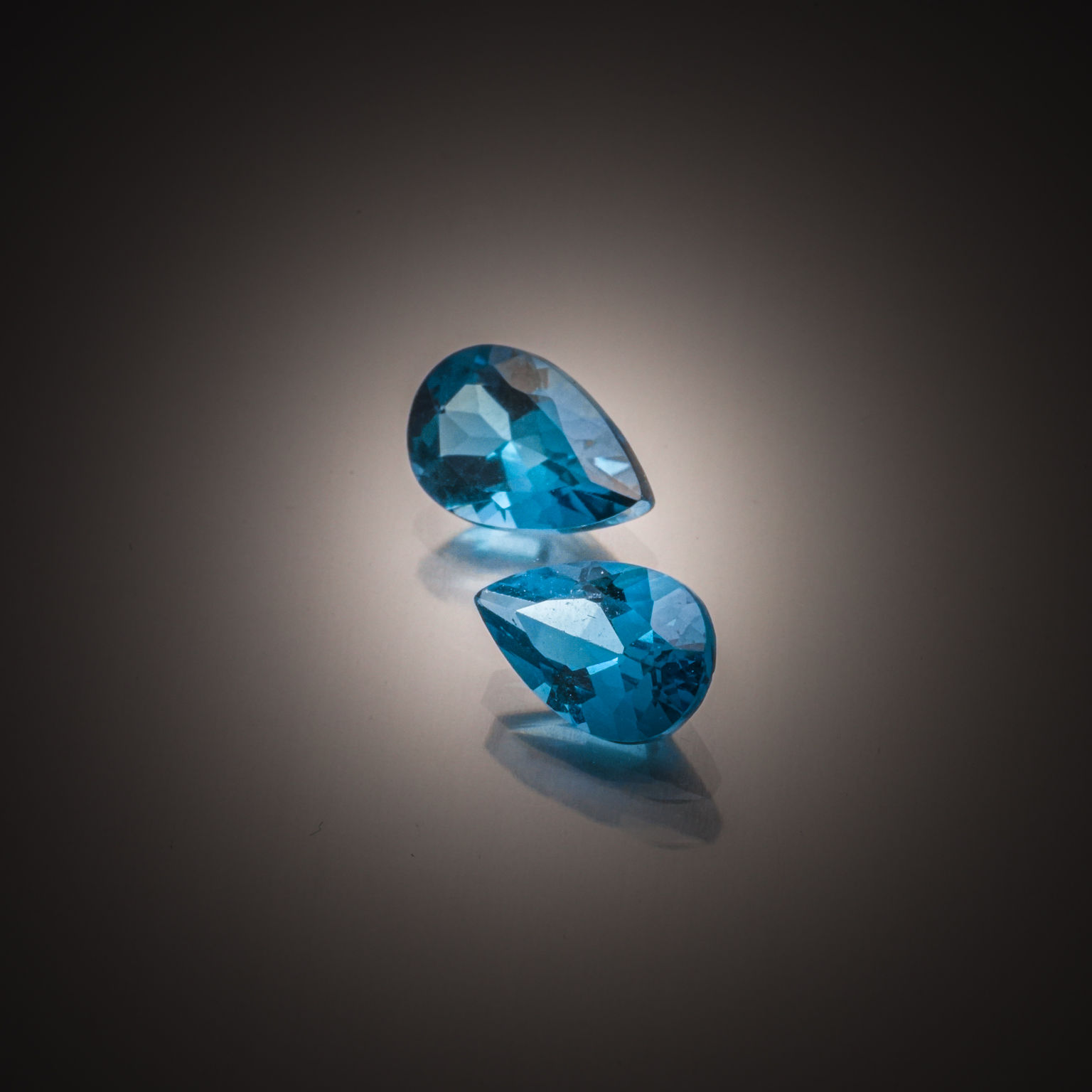 Tourmaline orange ovale sur papier. - Lazuli
