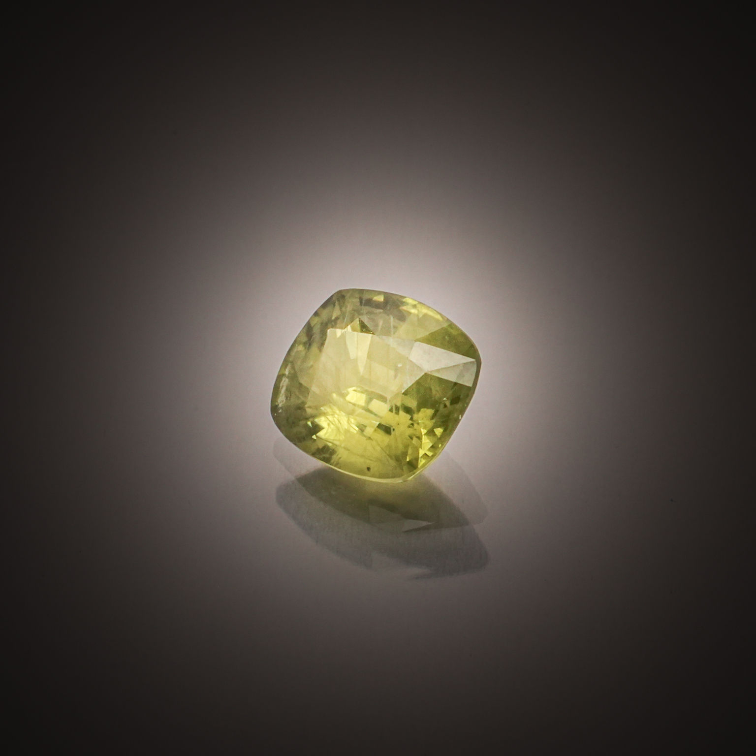 Calcédoine verte rectangulaire sur papier. - Lazuli