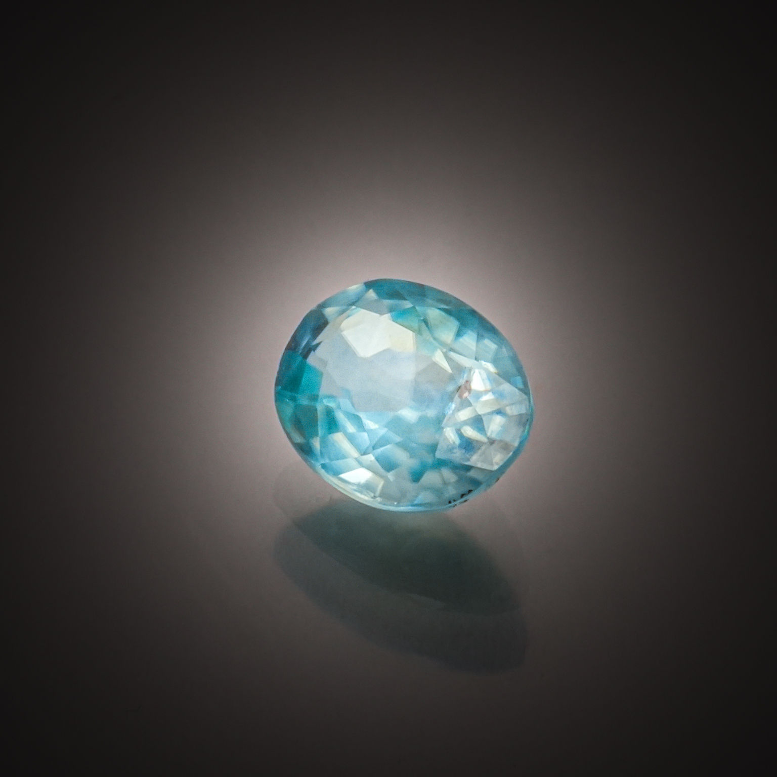 Opale ovale cabochon sur papier. - Lazuli