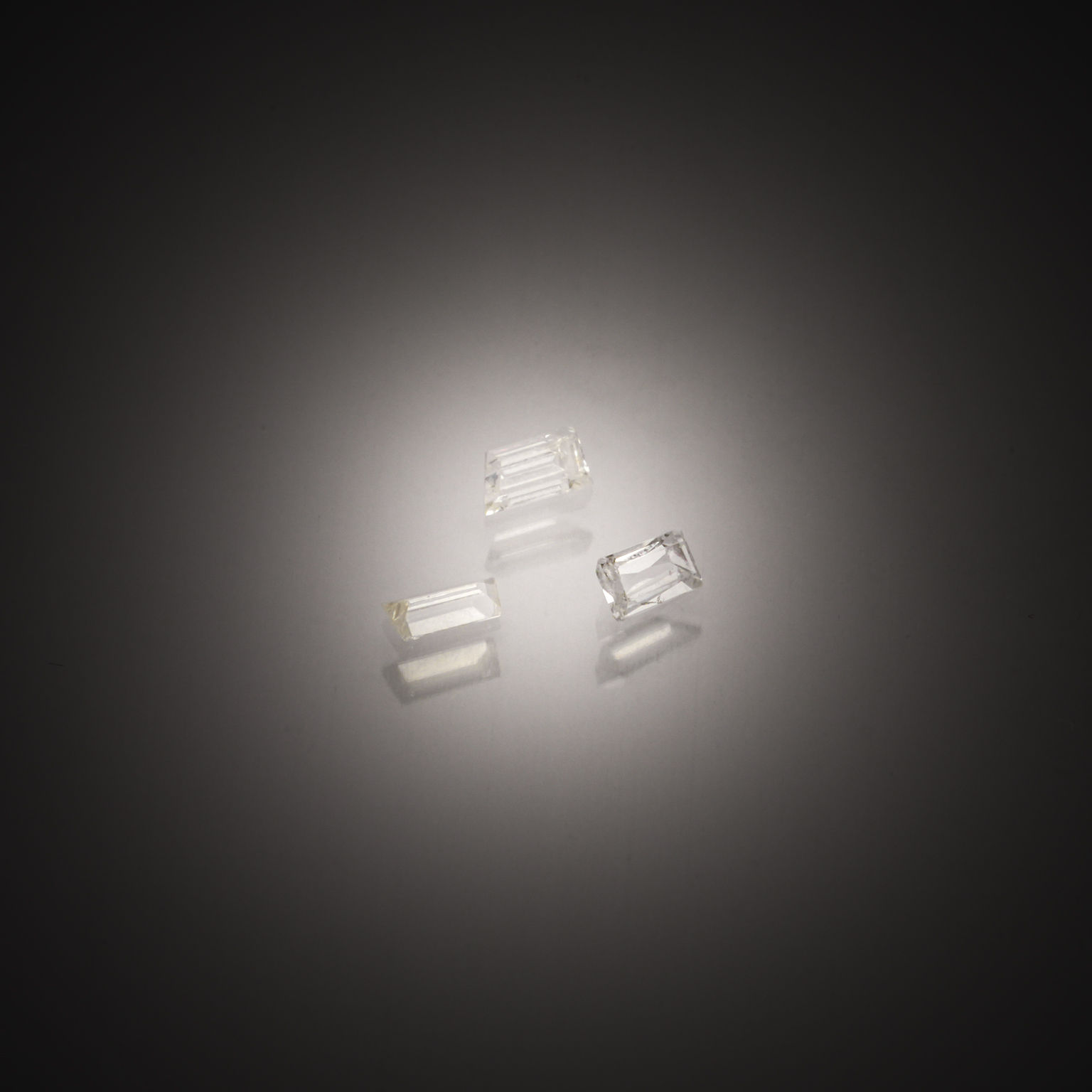 Lot de trois diamants calibrés sur papier. - Lazuli