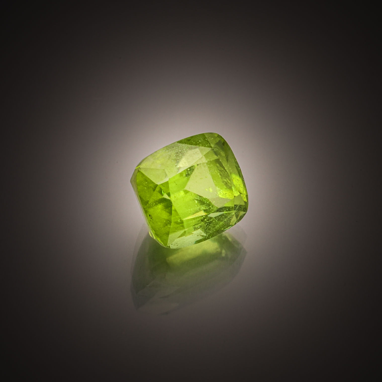 Grenat rhodolite rond sur papier. - Lazuli