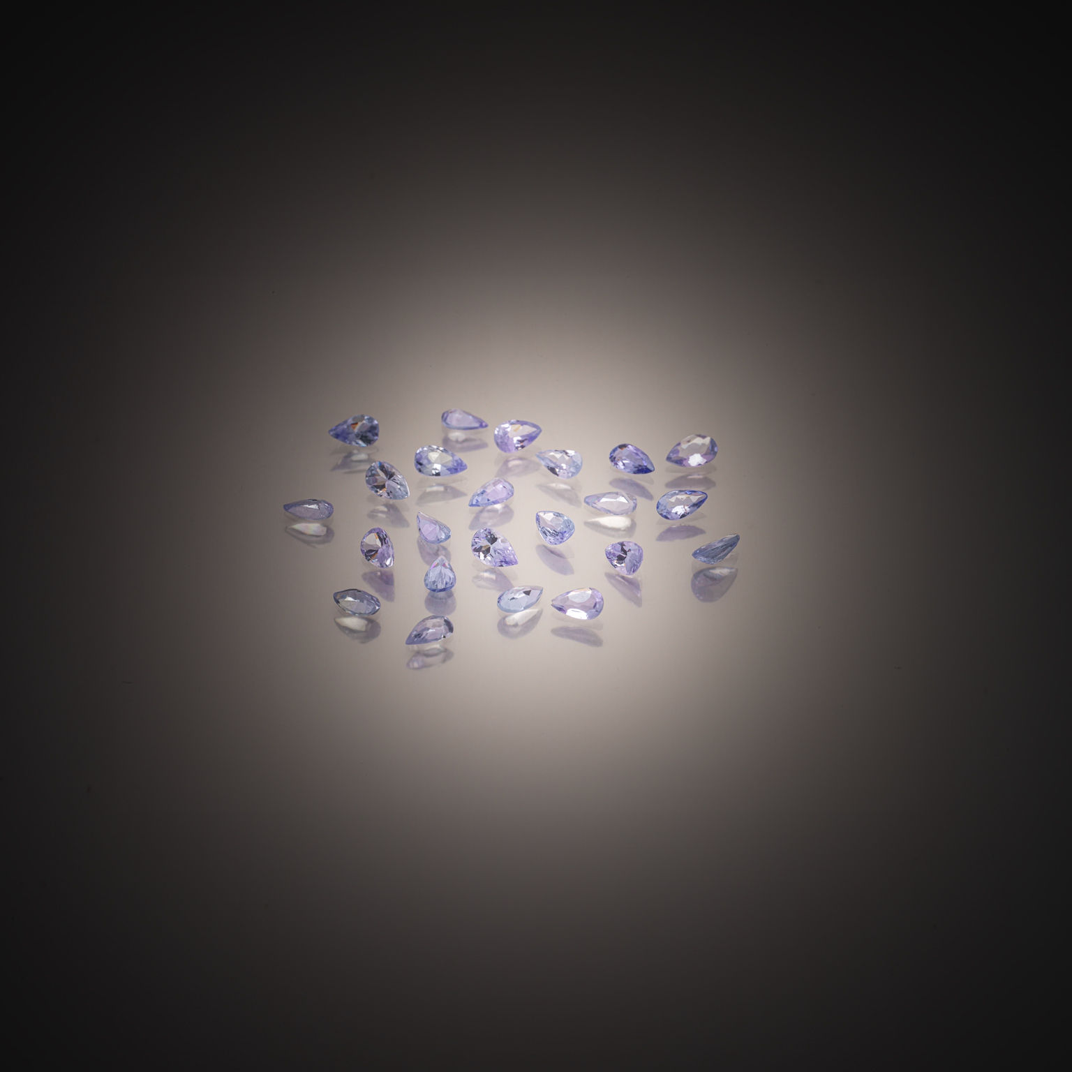 Topaze bleue ovale sur papier. - Lazuli