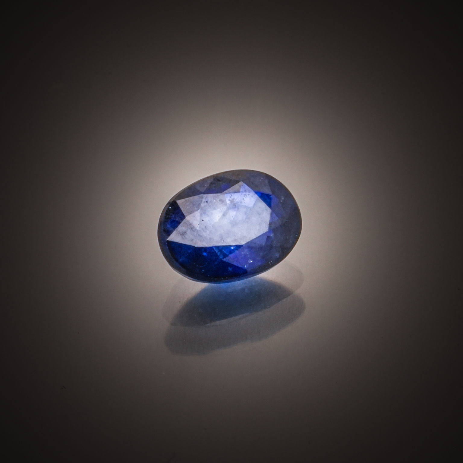 Pierre de lune rond cabochon sur papier. - Lazuli