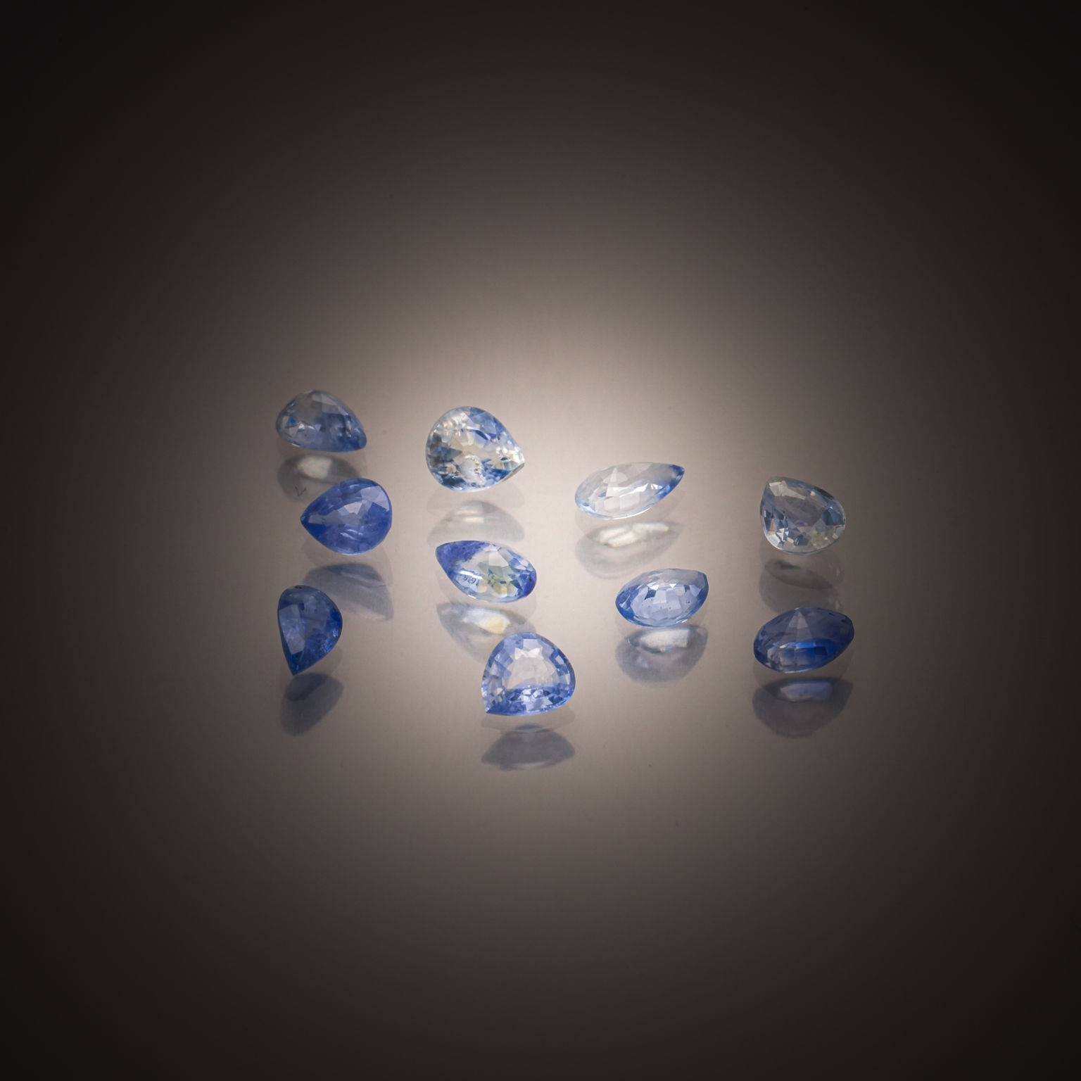 Fluorite verte ovale sur papier. - Lazuli