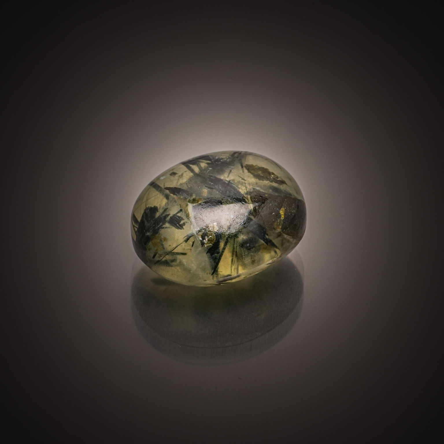 Prehnite ovale cabochon sur papier. - Lazuli