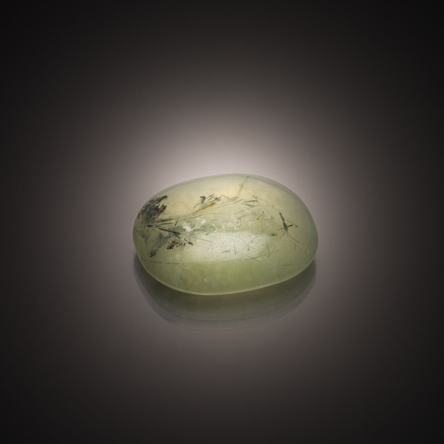 Prehnite coussin cabochon sur papier. - Lazuli