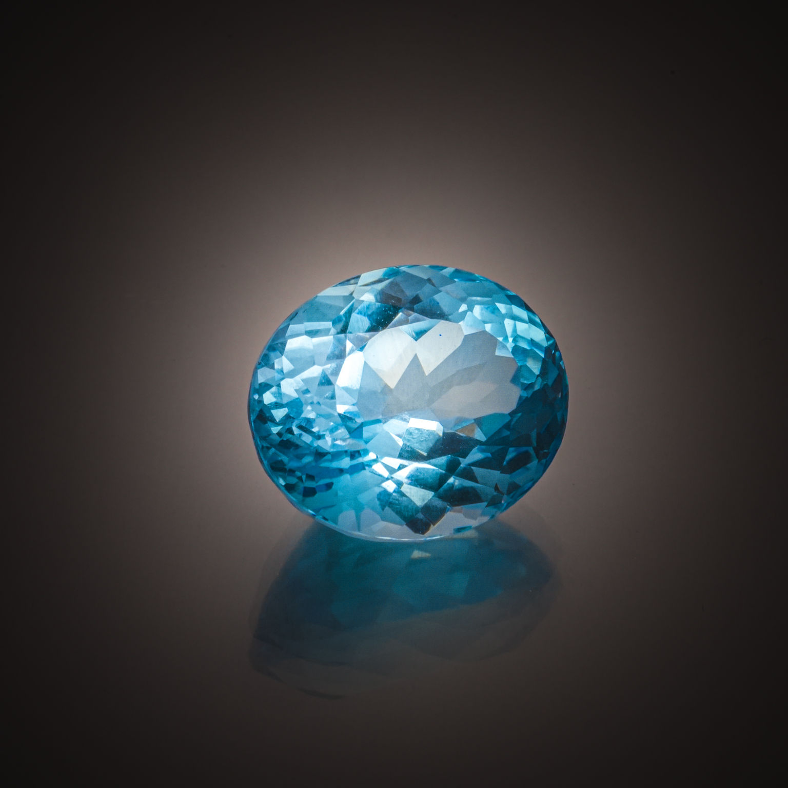Topaze bleue ovale sur papier. - Lazuli
