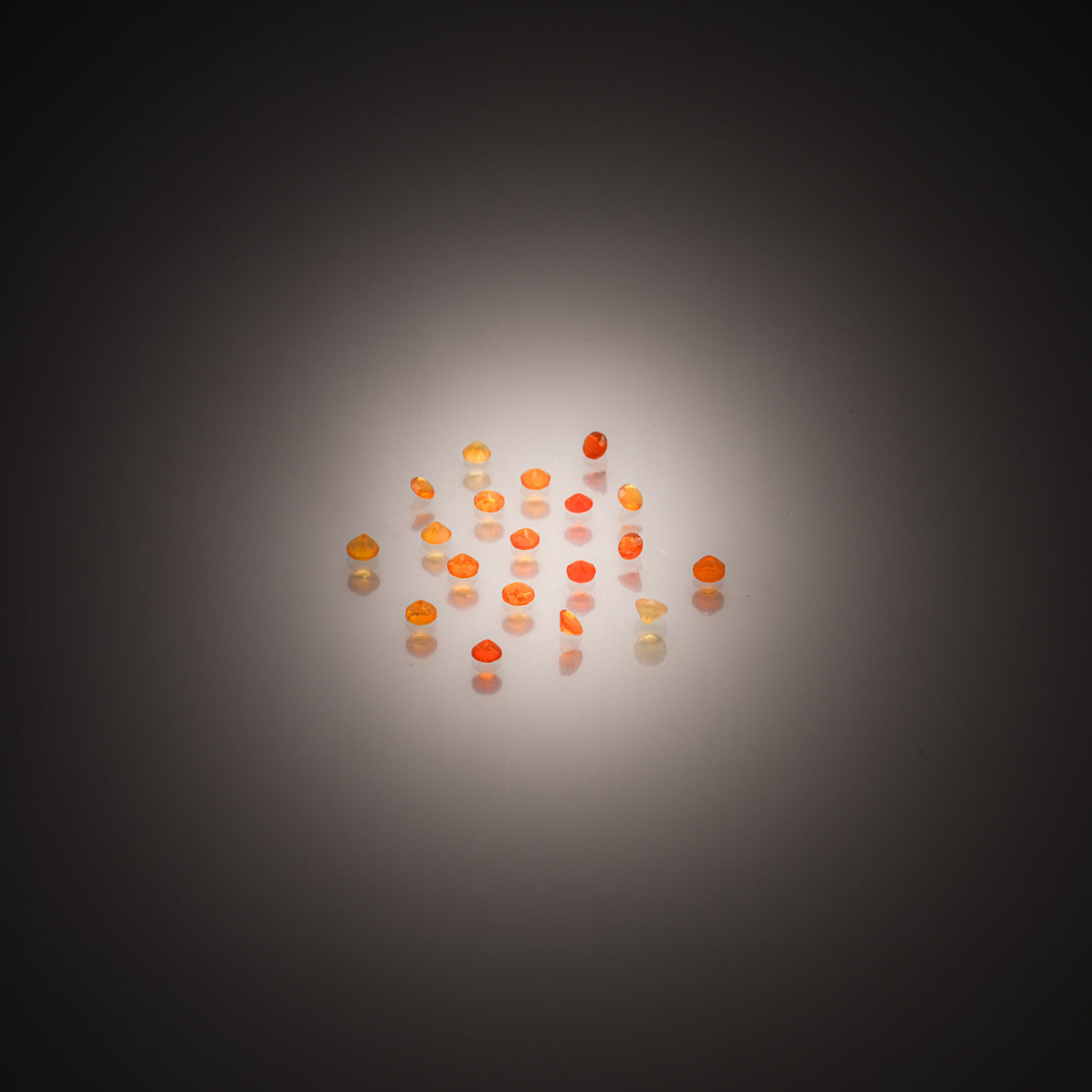Lot d&rsquo;opales de feu rondes sur papier. - Lazuli