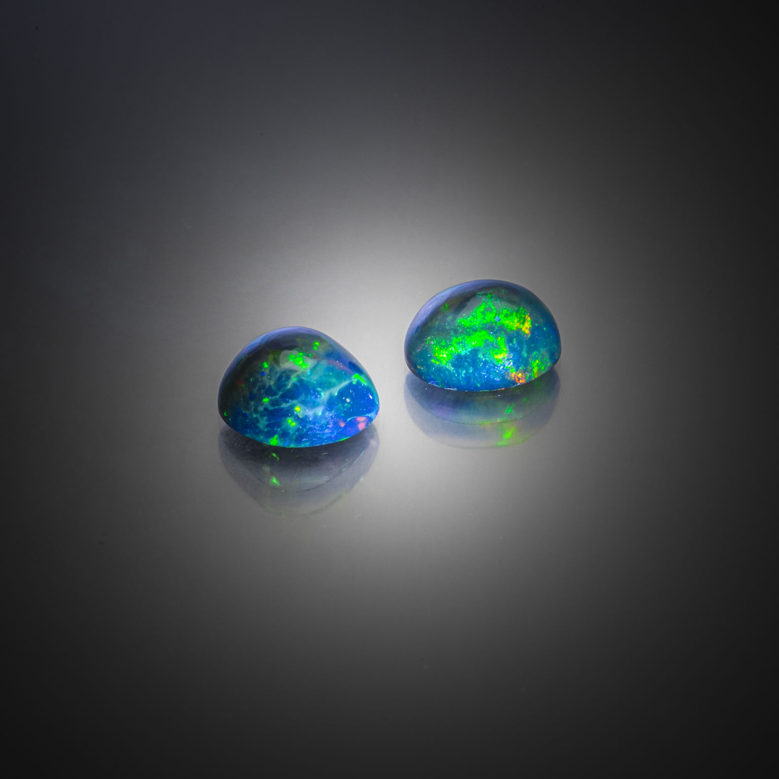 Appairage d&rsquo;opales noires ovales cabochons sur papier. - Lazuli